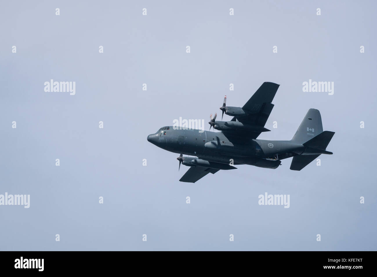 Royal Canadian Air Force CC-130H Hercules vola in alto con rampa in basso. Foto Stock