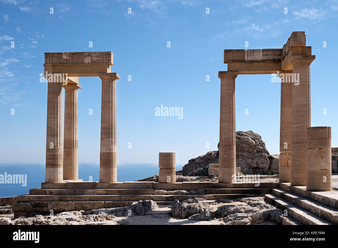 Lo storico tempio dorico di Athena Lindia all'interno delle rovine Dell'acropoli a Lindos sull'isola greca di rodi Foto Stock