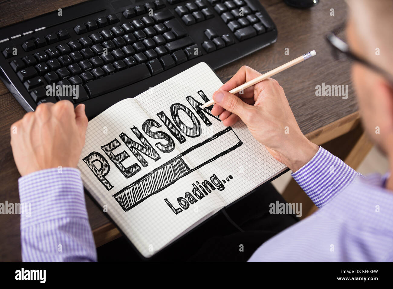 Close-up di un imprenditore di disegno concetto pensione sul notebook a scacchi in office Foto Stock