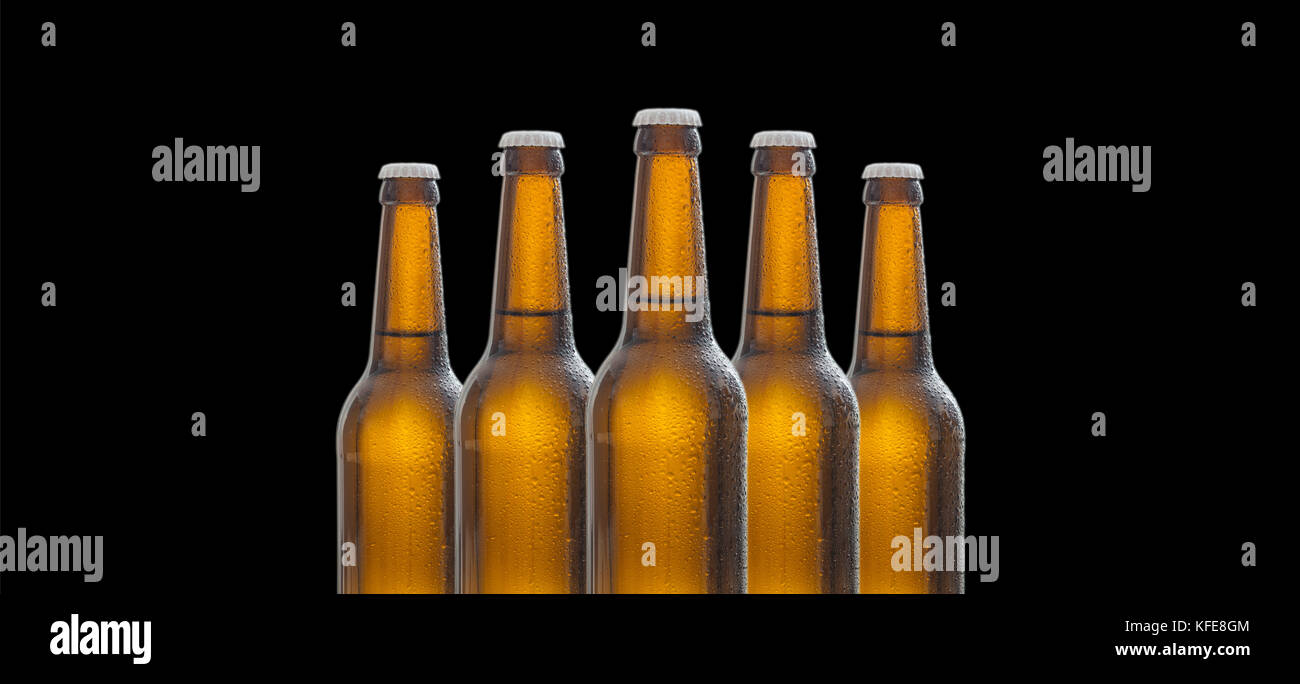 Insieme di chiuse le bottiglie di birra isolato su sfondo nero Foto Stock