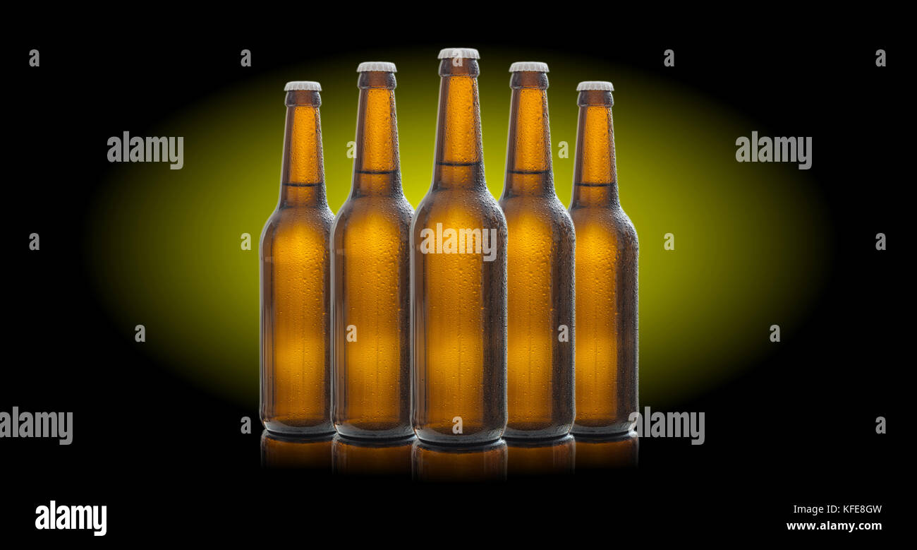Insieme di chiuse le bottiglie di birra isolato verde su sfondo nero Foto Stock