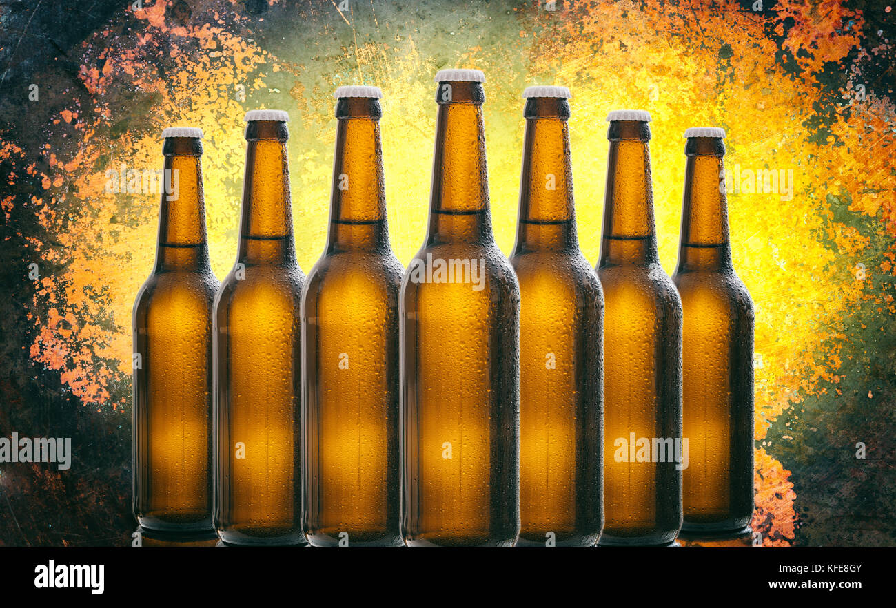 Insieme di chiuse le bottiglie di birra isolato sul vecchio giallo su sfondo nero Foto Stock