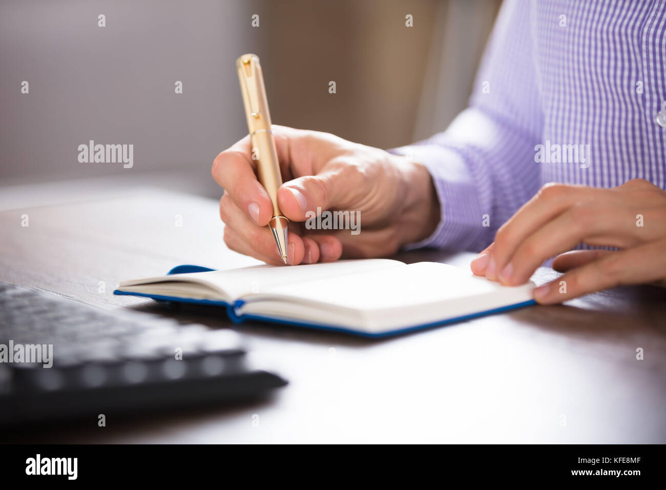 Per gli appuntamenti di lavoro agenda notebook con matita e loupe sulla  scrivania in ufficio, vista dall'alto con pagine vuote come spazio di copia  Foto stock - Alamy