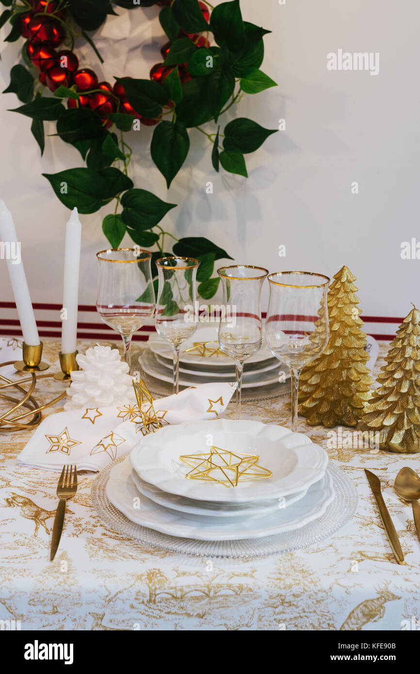Elegante messa in tavola di Natale, oro bianco e decor di stile moderno  Foto stock - Alamy