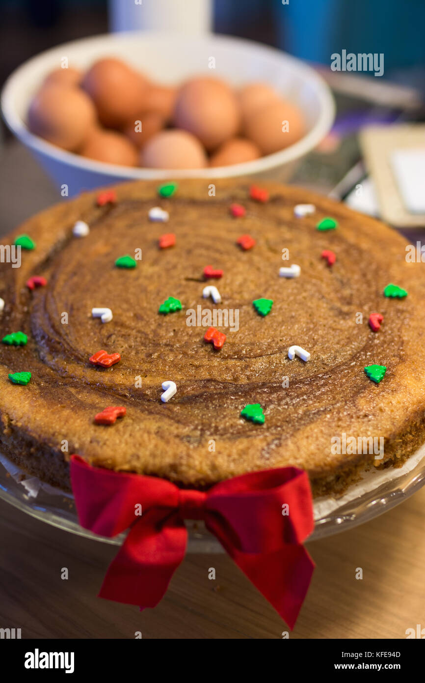 La deliziosa torta di Natale ripieni di frutta e decorate con piccoli verde e rosso e lo zucchero cifre Foto Stock