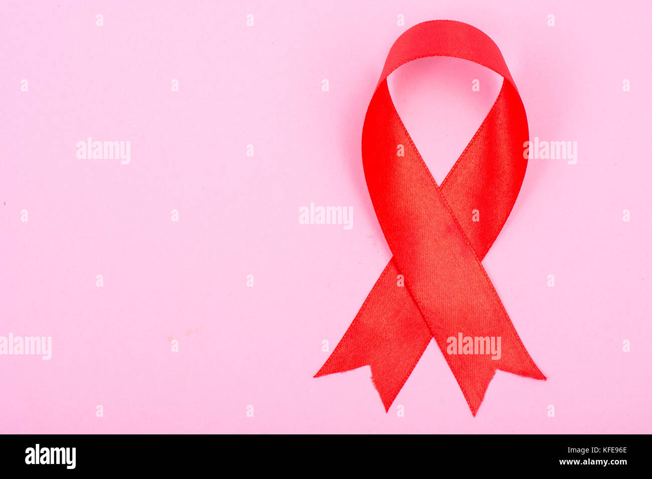 Nastro rosso-simbolo della presa di coscienza sull aids Foto Stock