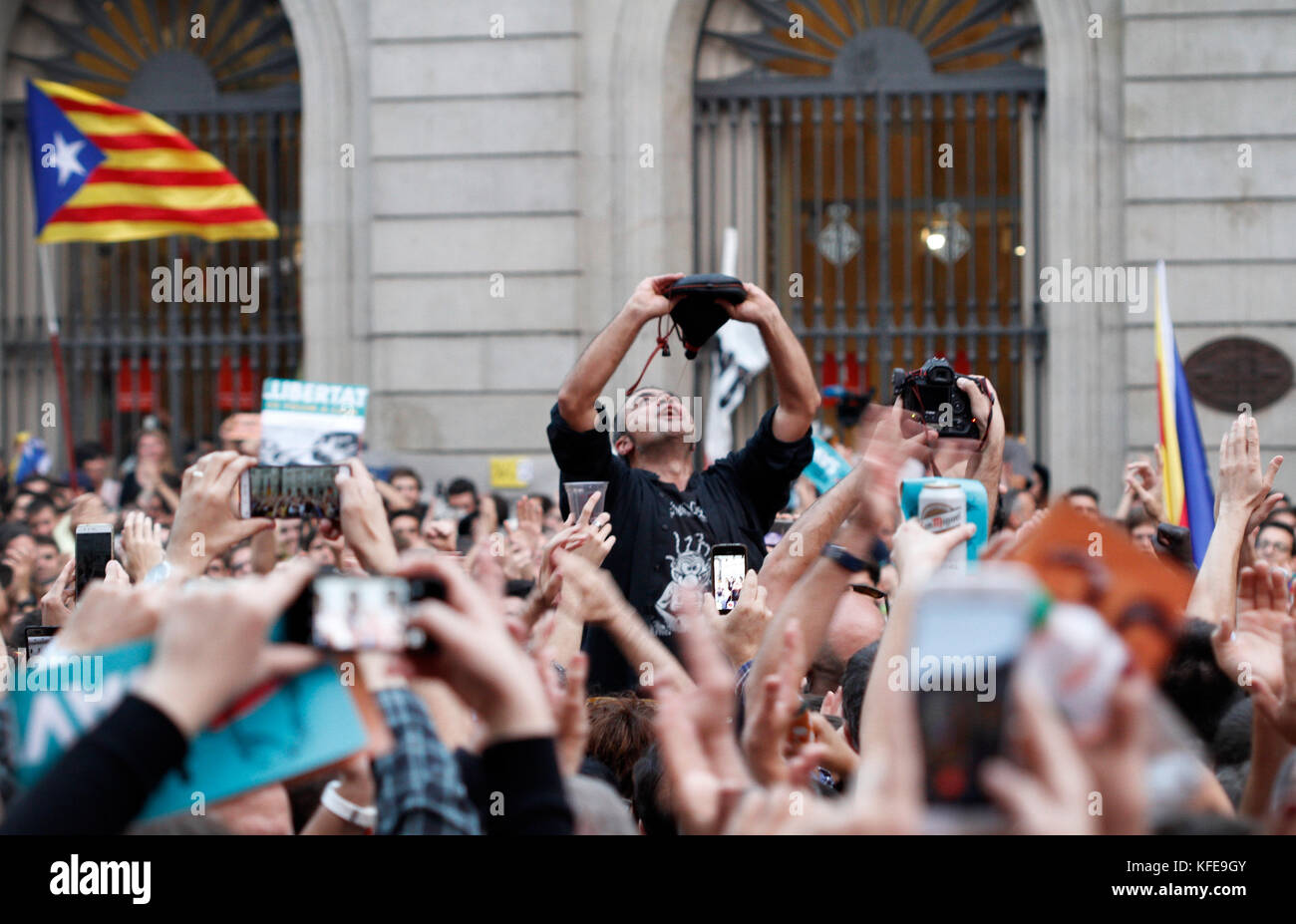 Onda di migliaia di bandiere e di celebrare nelle strade di Barcellona il 27 ottobre 2017, a seguito dell'annuncio che la Catalogna ha dichiarato la propria indipendenza fr Foto Stock