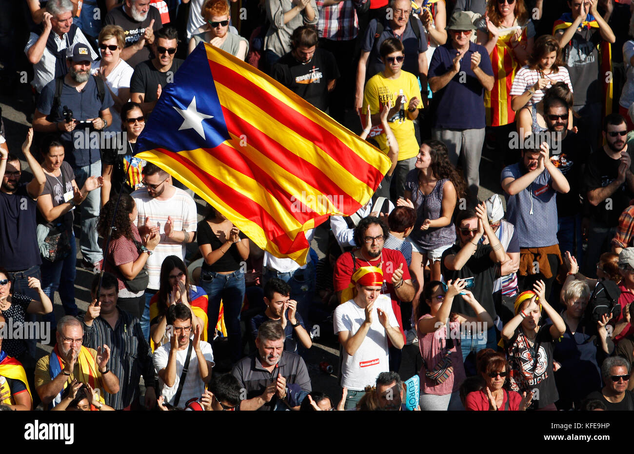 Indipendenza Catalana sostenitori reagiscono alla notizia che il catalano il parlamento europeo voti a dichiarare la loro indipendenza dalla Spagna. MPs in parlamento catalano Foto Stock