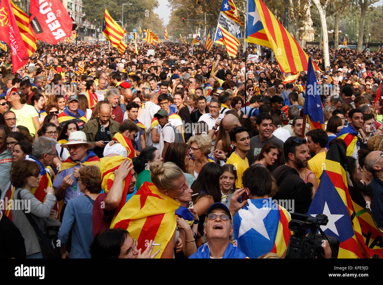 Indipendenza Catalana sostenitori reagiscono alla notizia che il catalano il parlamento europeo voti a dichiarare la loro indipendenza dalla Spagna. MPs in parlamento catalano Foto Stock