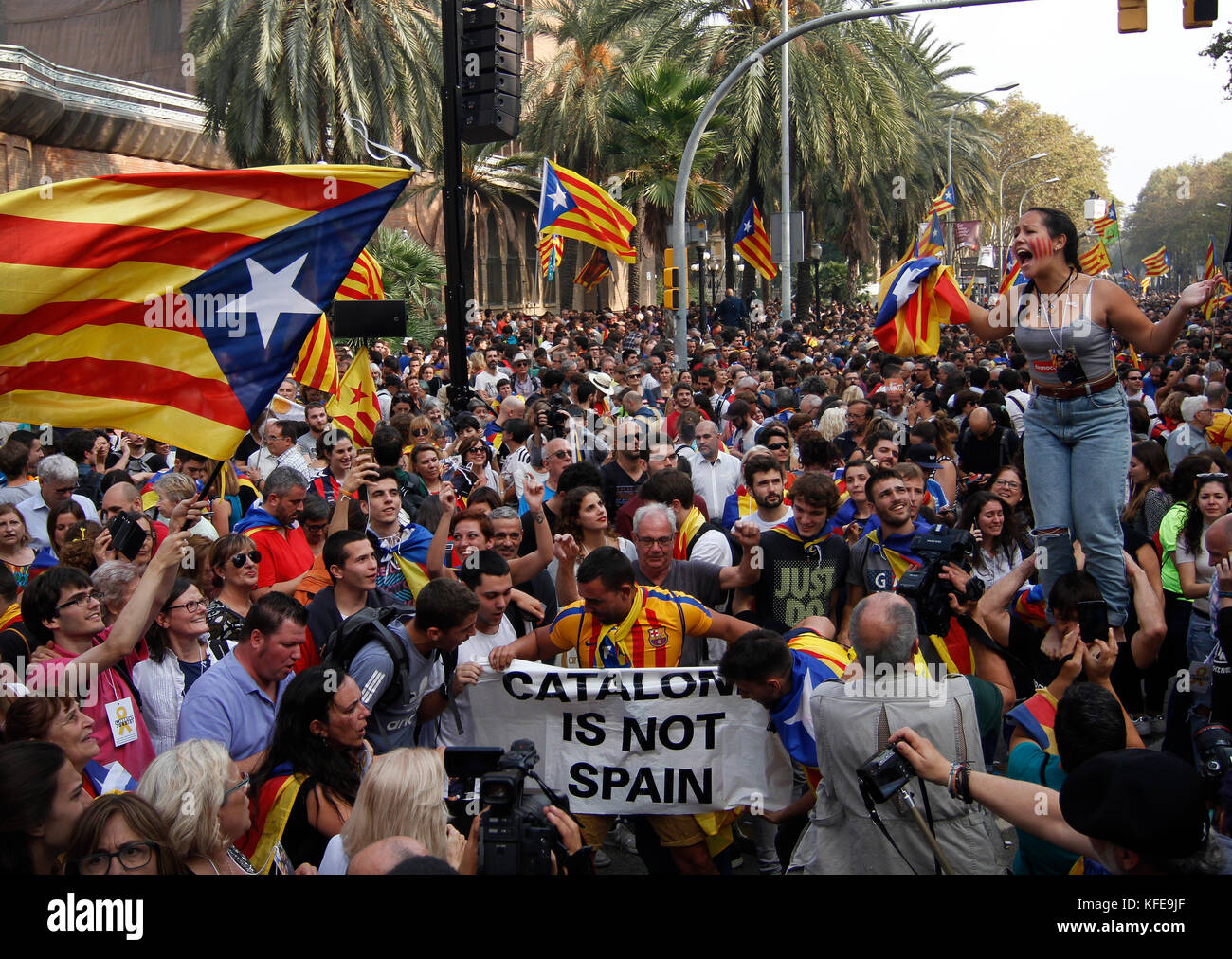 Indipendenza Catalana sostenitori reagiscono alla notizia che il catalano il parlamento europeo voti a dichiarare la loro indipendenza dalla Spagna. MPs in parlamento catalano Foto Stock