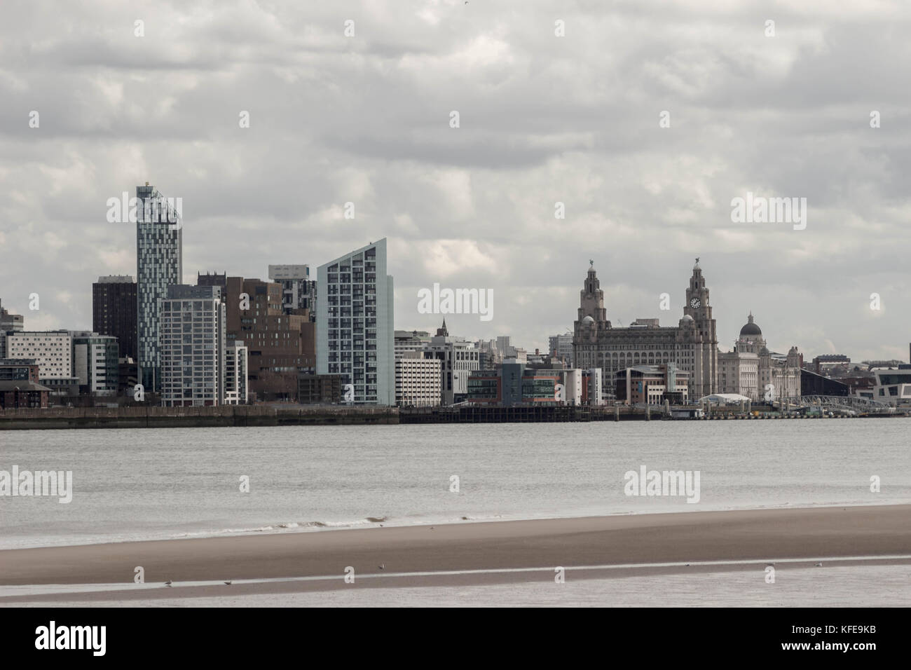 Una vista attraverso il fiume Mersey degli edifici nella skyline di Liverpool Foto Stock