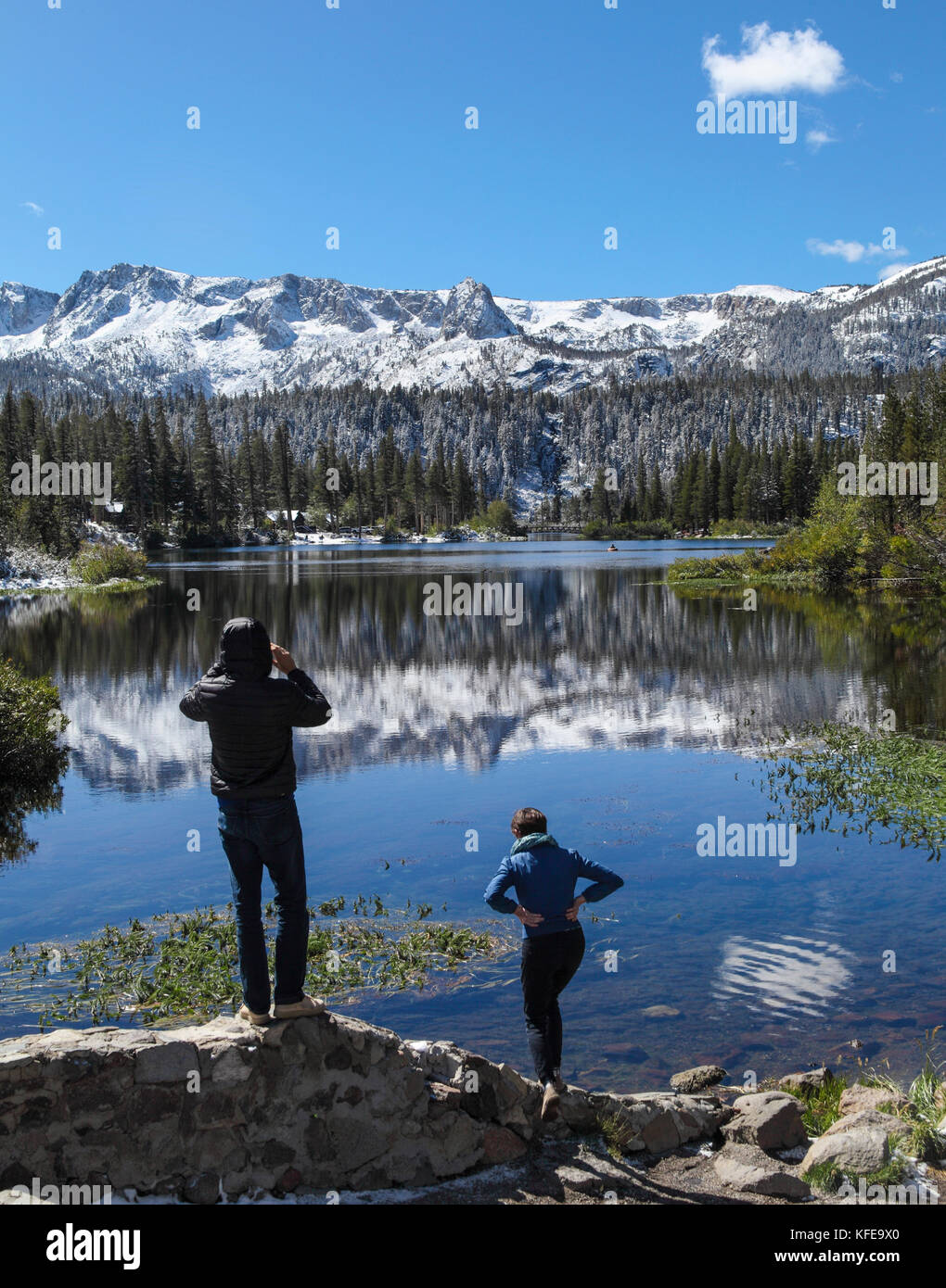 Visitatori dei Twin Lakes nel bacino dei Mammoth Lakes a Mammoth Lakes nella Sierra orientale in California Foto Stock