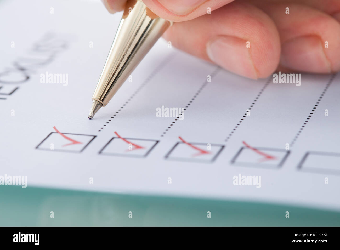 Immagine ritagliata di imprenditore checklist di preparazione alla scrivania in ufficio Foto Stock