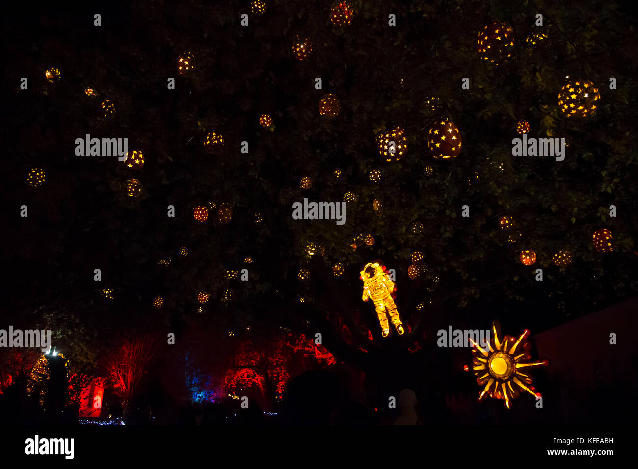 (Upper Canada Village, Canada---26 ottobre 2017) spazio di zucca walker e stelle a Pumpkinferno in Upper Canada Village in Ontario. Foto Stock
