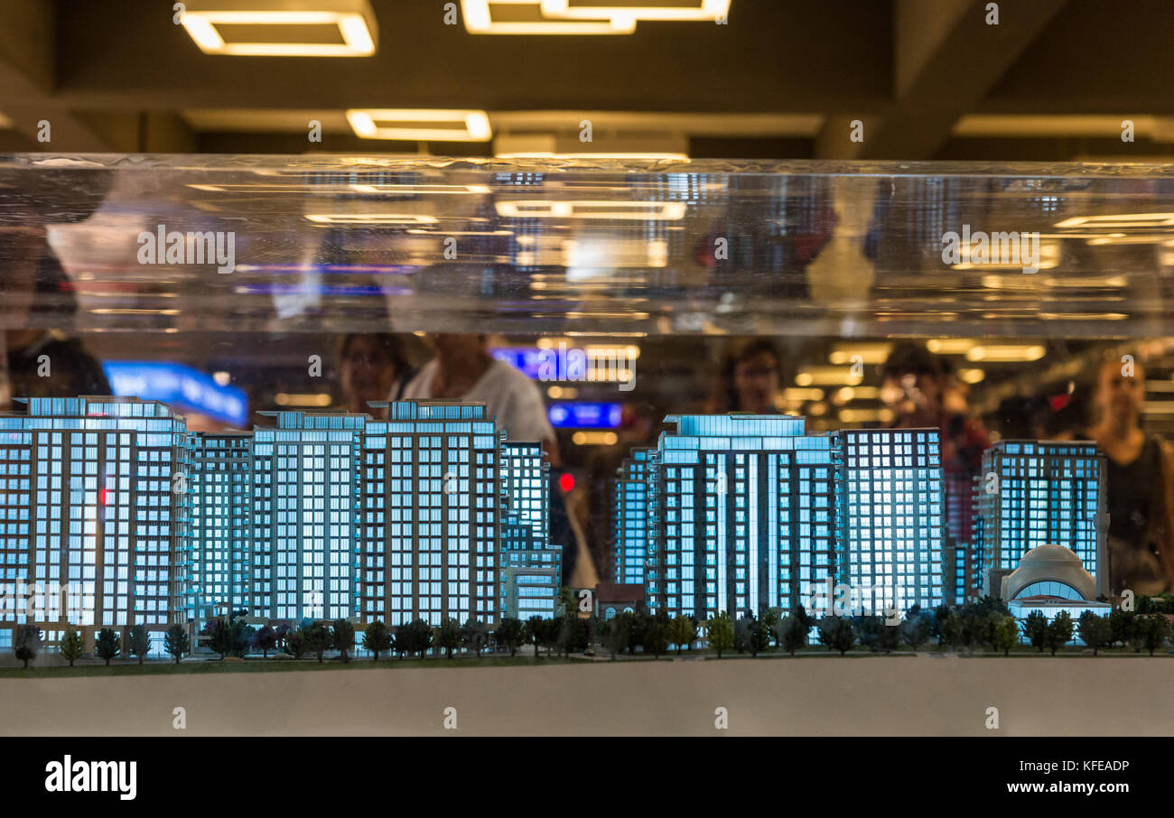 Modelli di alto edificio di appartamenti in display interno aeroporto di Istanbul, Turchia. Foto Stock