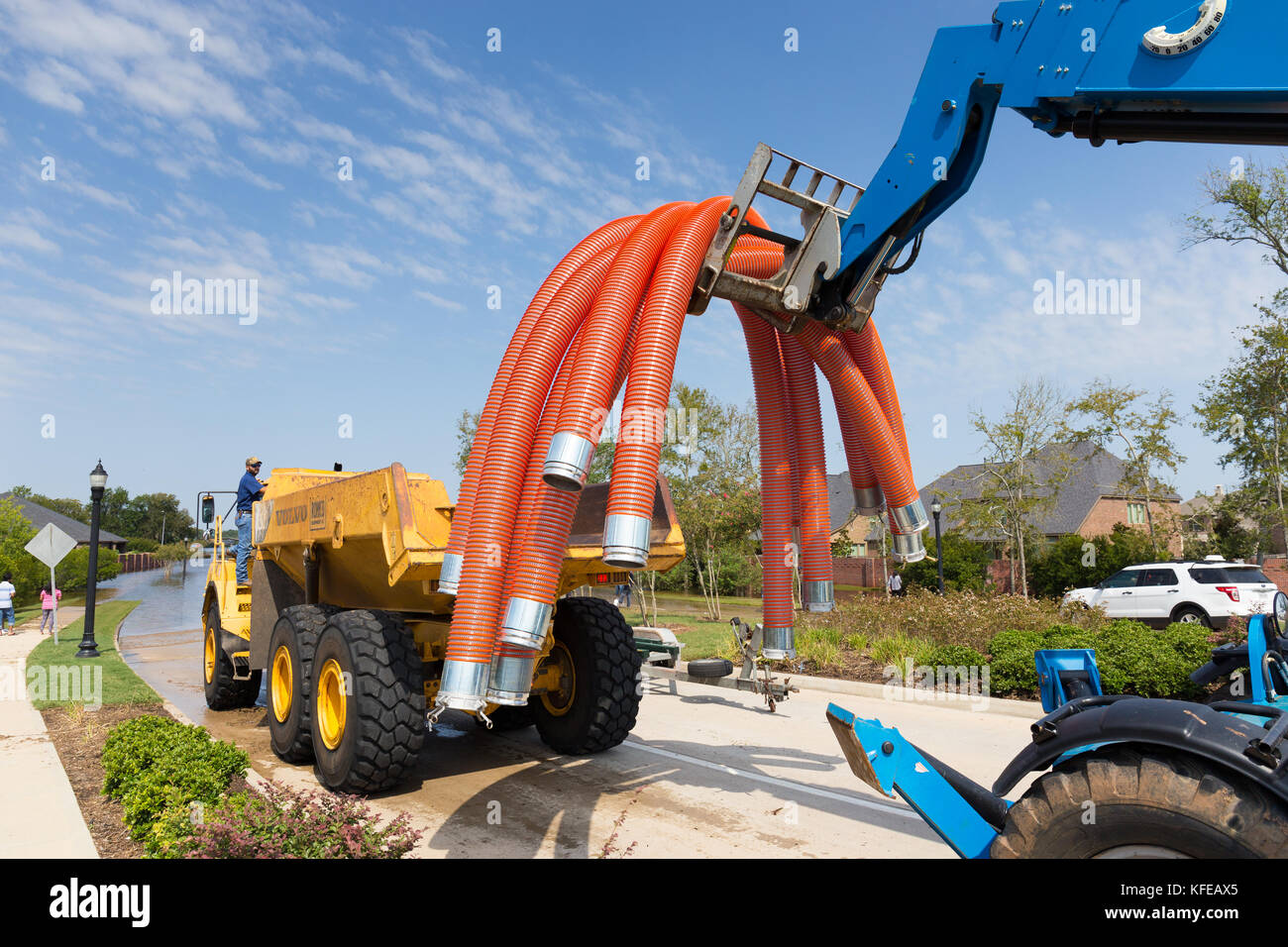 Attrezzature aziendali - una forcella per il sollevamento di carichi tubo flessibile le tubazioni utilizzate per il pompaggio di acqua di inondazione in un autocarro con cassone ribaltabile Foto Stock