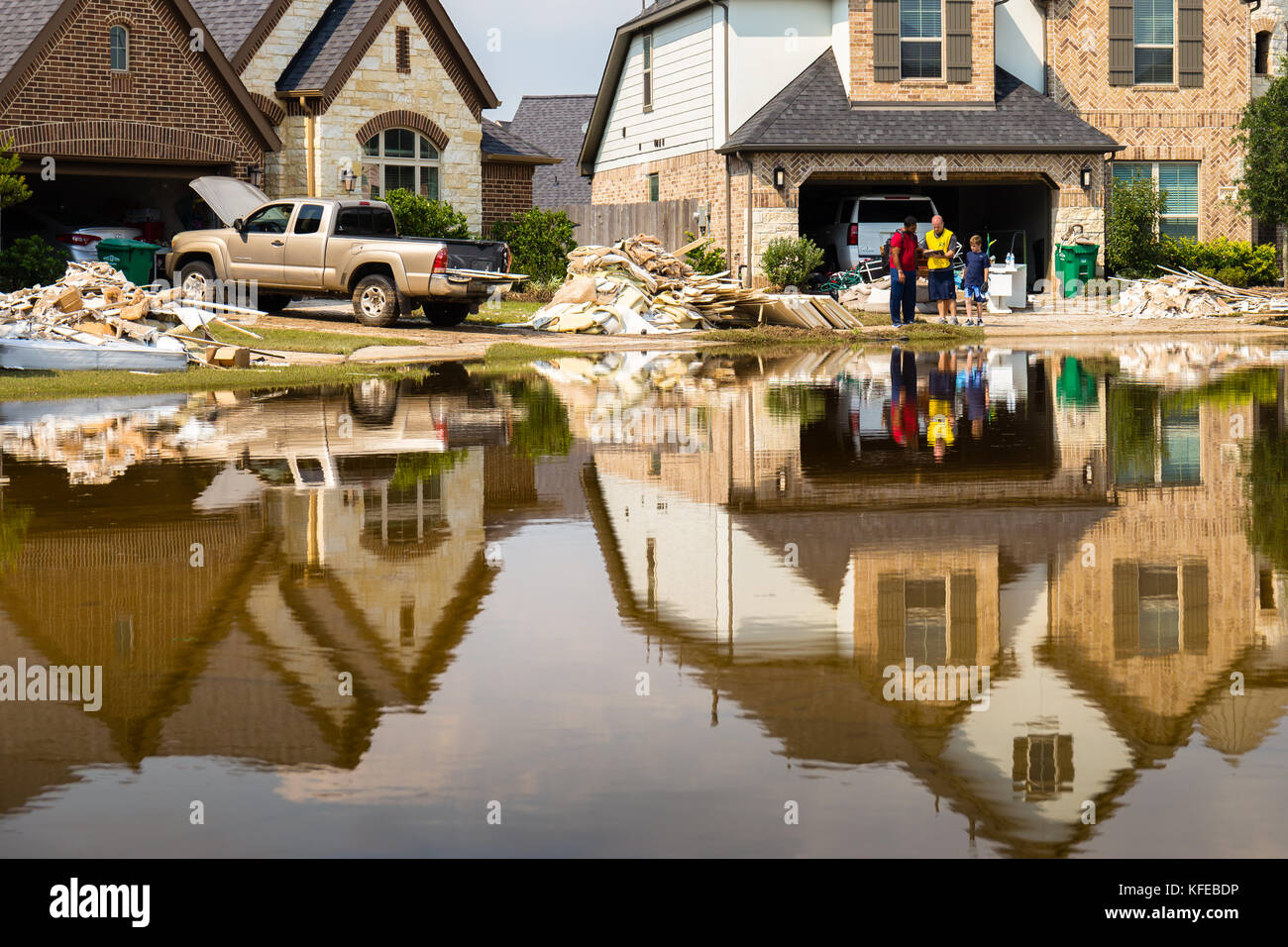 Case nel sobborgo di Houston allagate dall uragano Harvey 2017 soccorsi in corso Foto Stock