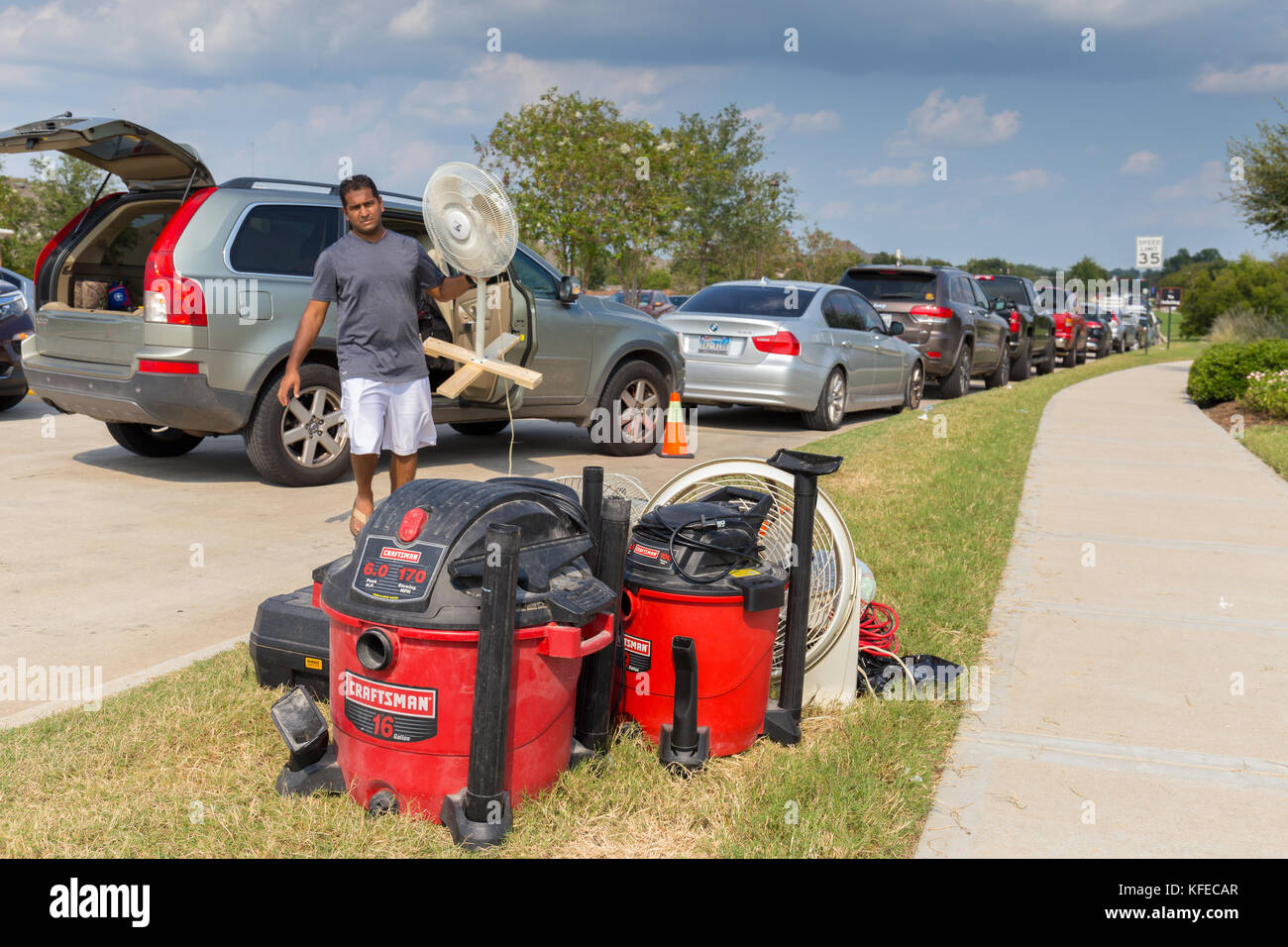 Texans di iniziare a tornare a case inondate di avviare la pulizia dopo l uragano Harvey Foto Stock