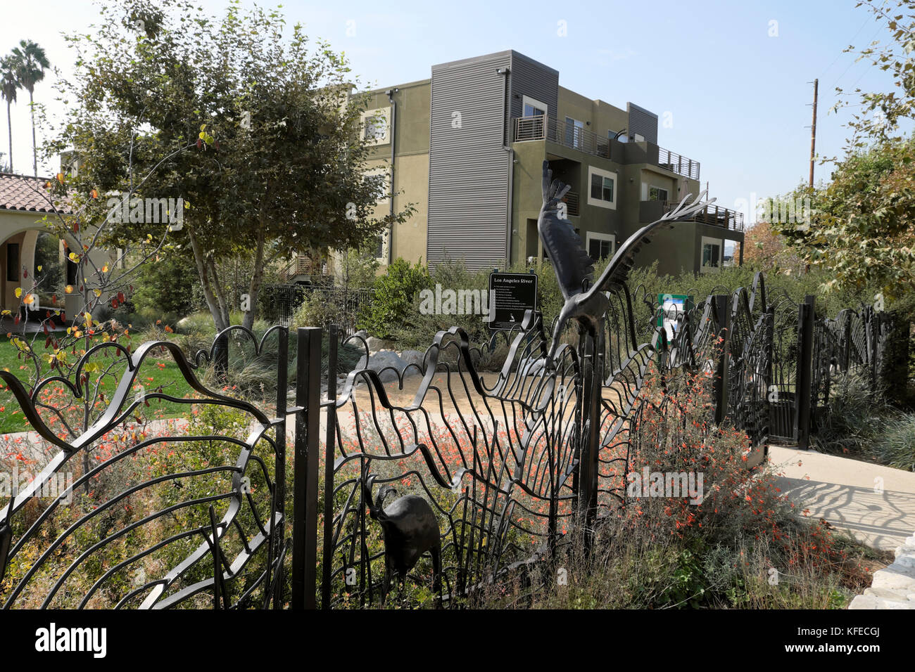 Ornamentali recinzione in ferro con heron in Marsh Park dal fiume nuova casa di sviluppo di alloggiamento Frogtown nella valle Elysian NE LA California USA KATHY DEWITT Foto Stock