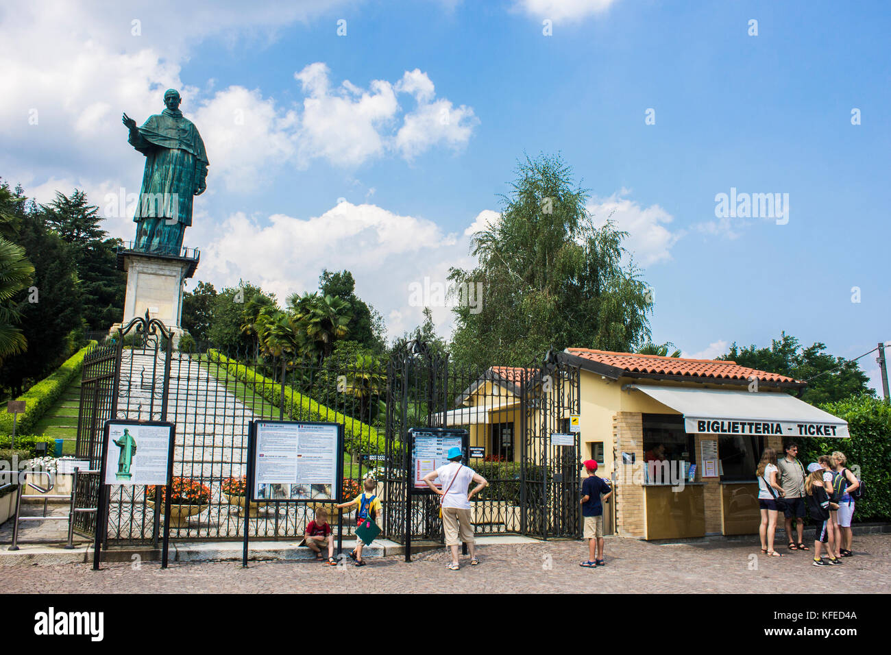 Il San Carlone o Sancarlone o il Colosso di San Carlo Borromeo, una massiccia statua in bronzo eretta tra il 1614 e il 1698. Sacro Monte di Arona, Ital Foto Stock
