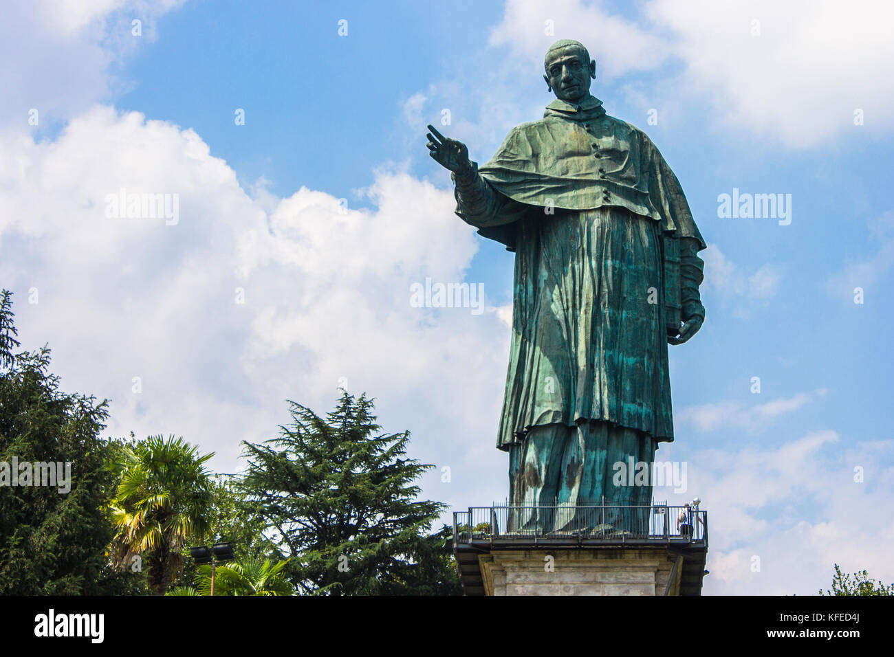 Il San Carlone o Sancarlone o il Colosso di San Carlo Borromeo, una massiccia statua in bronzo eretta tra il 1614 e il 1698. Sacro Monte di Arona, Ital Foto Stock