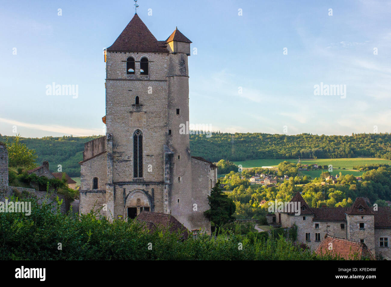 Vista di saint-cirq-lapopie, uno dei più bei villaggi di Francia Foto Stock