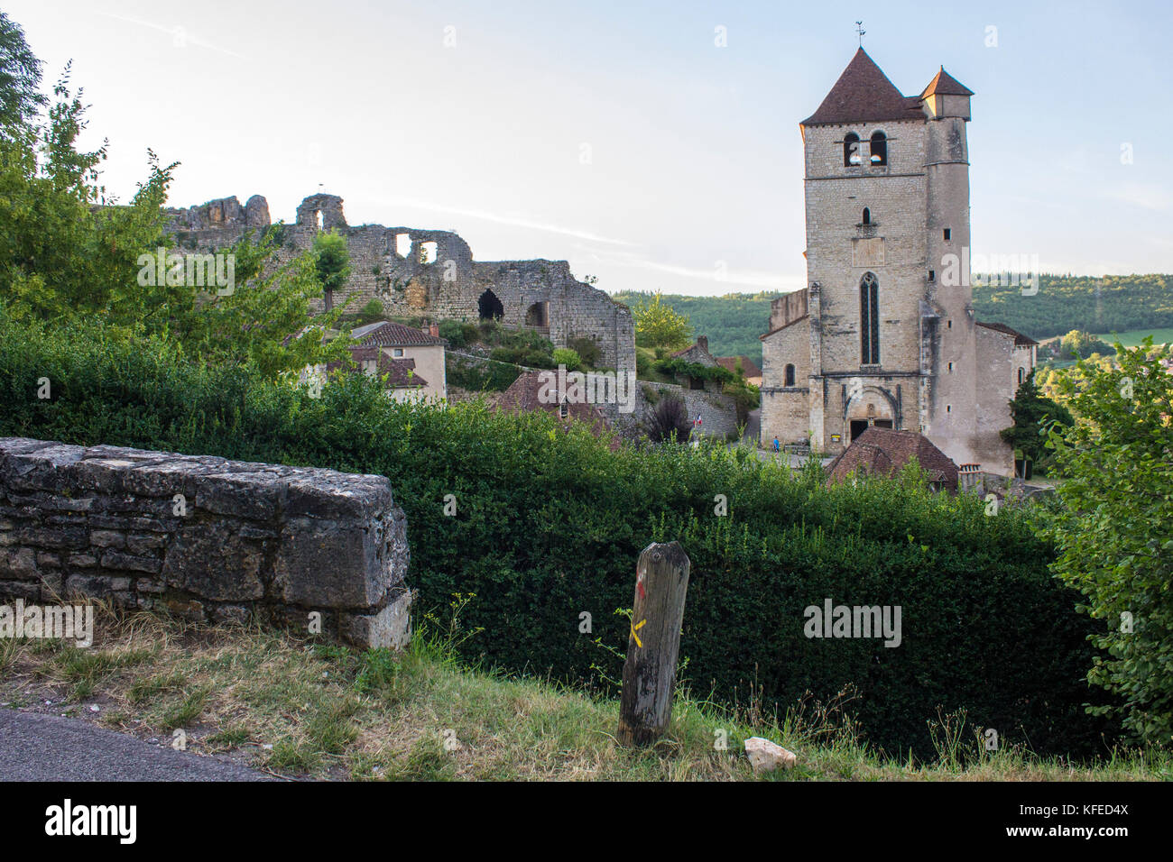 Vista di saint-cirq-lapopie, uno dei più bei villaggi di Francia Foto Stock