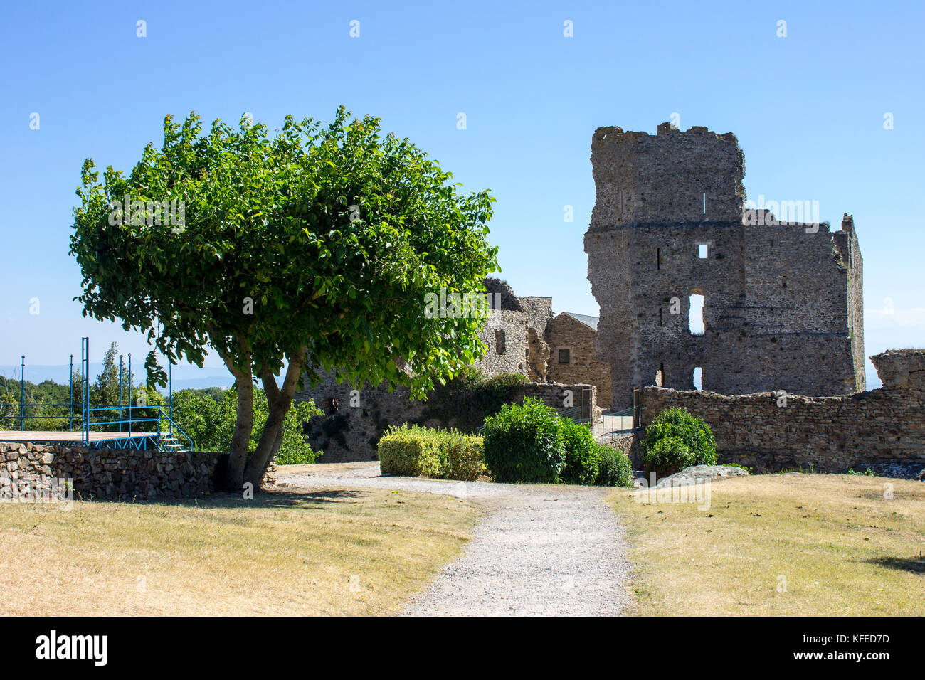 Lo Chateau de Saissac, un castello in rovina e uno dei cosiddetti castelli catari, a nord-ovest di Carcassonne, in Francia Foto Stock