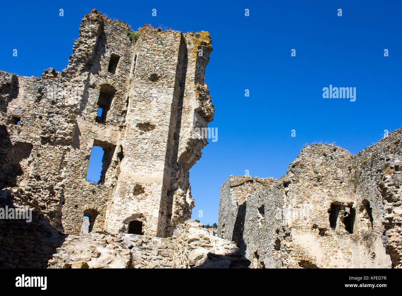 Lo Chateau de Saissac, un castello in rovina e uno dei cosiddetti castelli catari, a nord-ovest di Carcassonne, in Francia Foto Stock