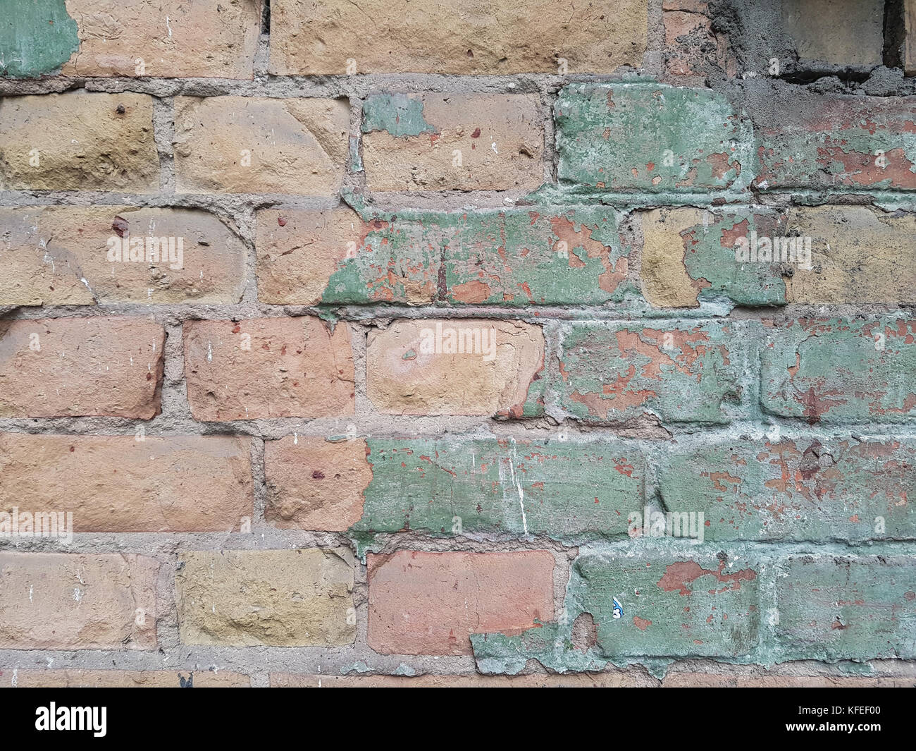 Vecchia città di mattoni, muro di mattoni rosa e spruzzata gesso di colore verde tenero, moderno texture di sfondo, lo spazio libero per il testo. Foto Stock