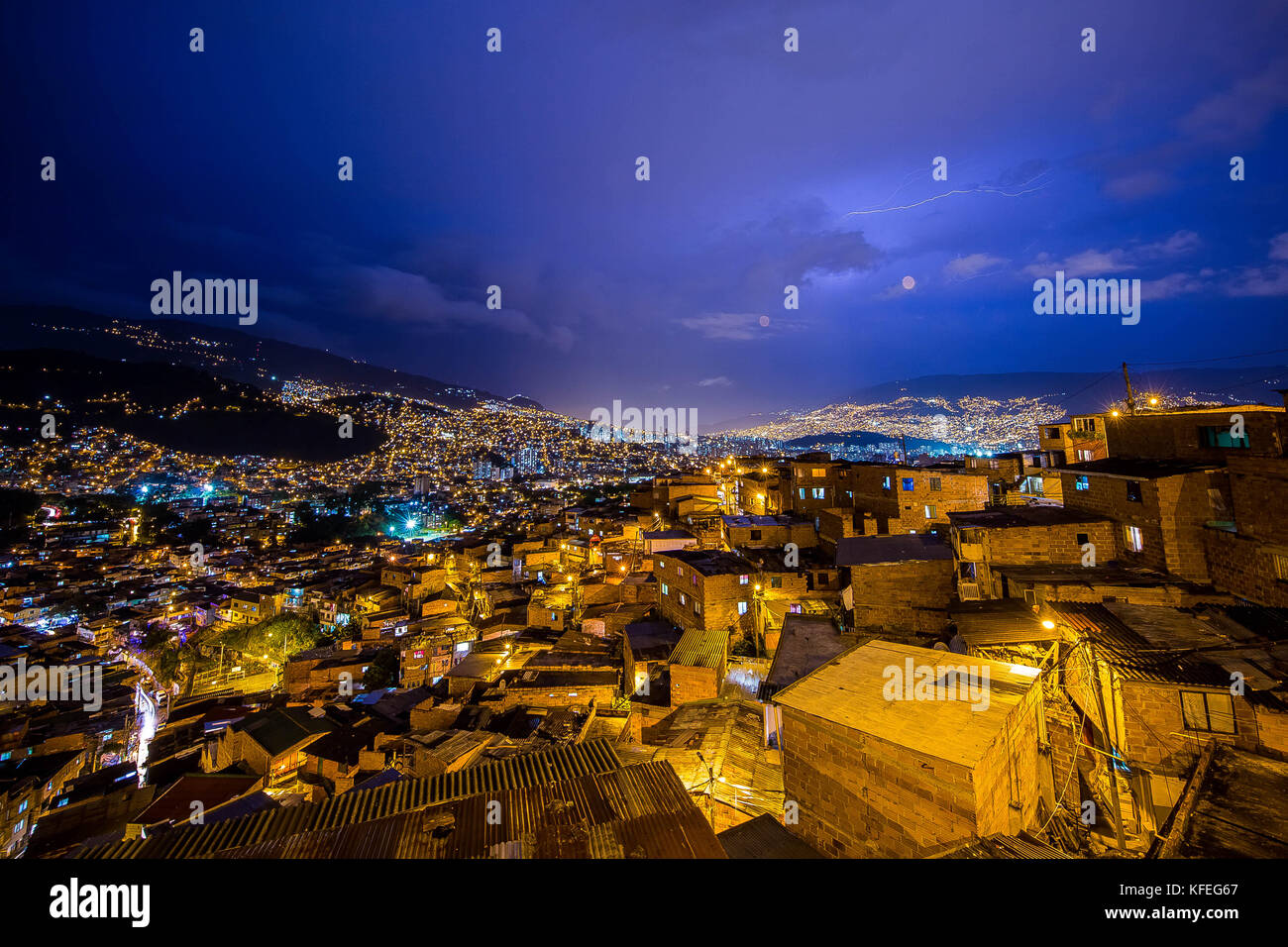 Comuna 13, situato nella zona ovest di Medellin, è stato per molti anni considerato una delle città più pericolose quartieri. Foto Stock