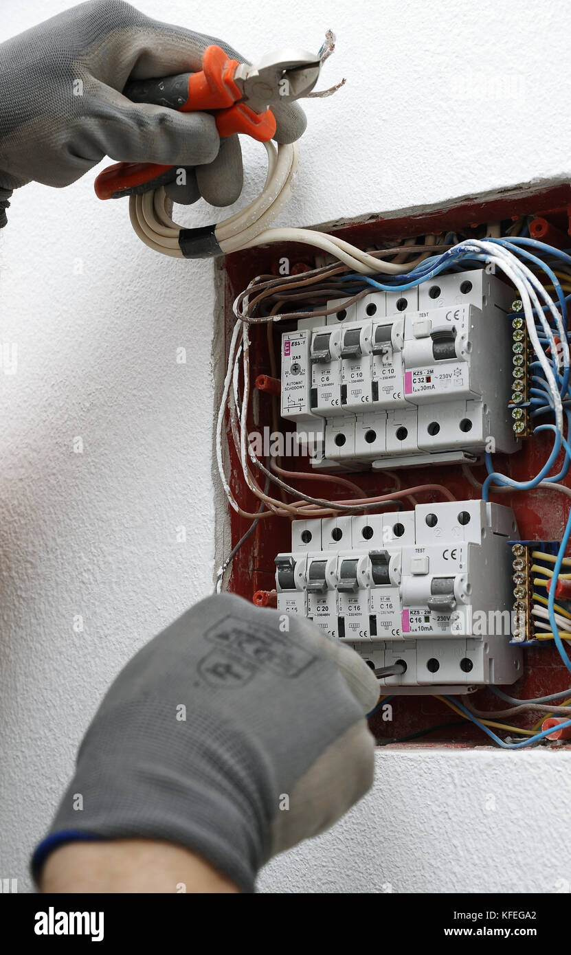 Installazione e montaggio la scatola dei fusibili nel nuovo appartamento Foto Stock