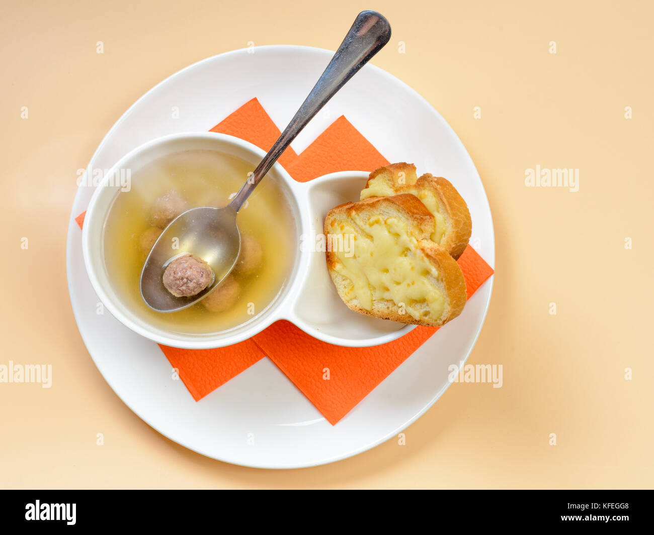 Minestra chiaro con polpette di carne e pane tostato con formaggio Foto Stock