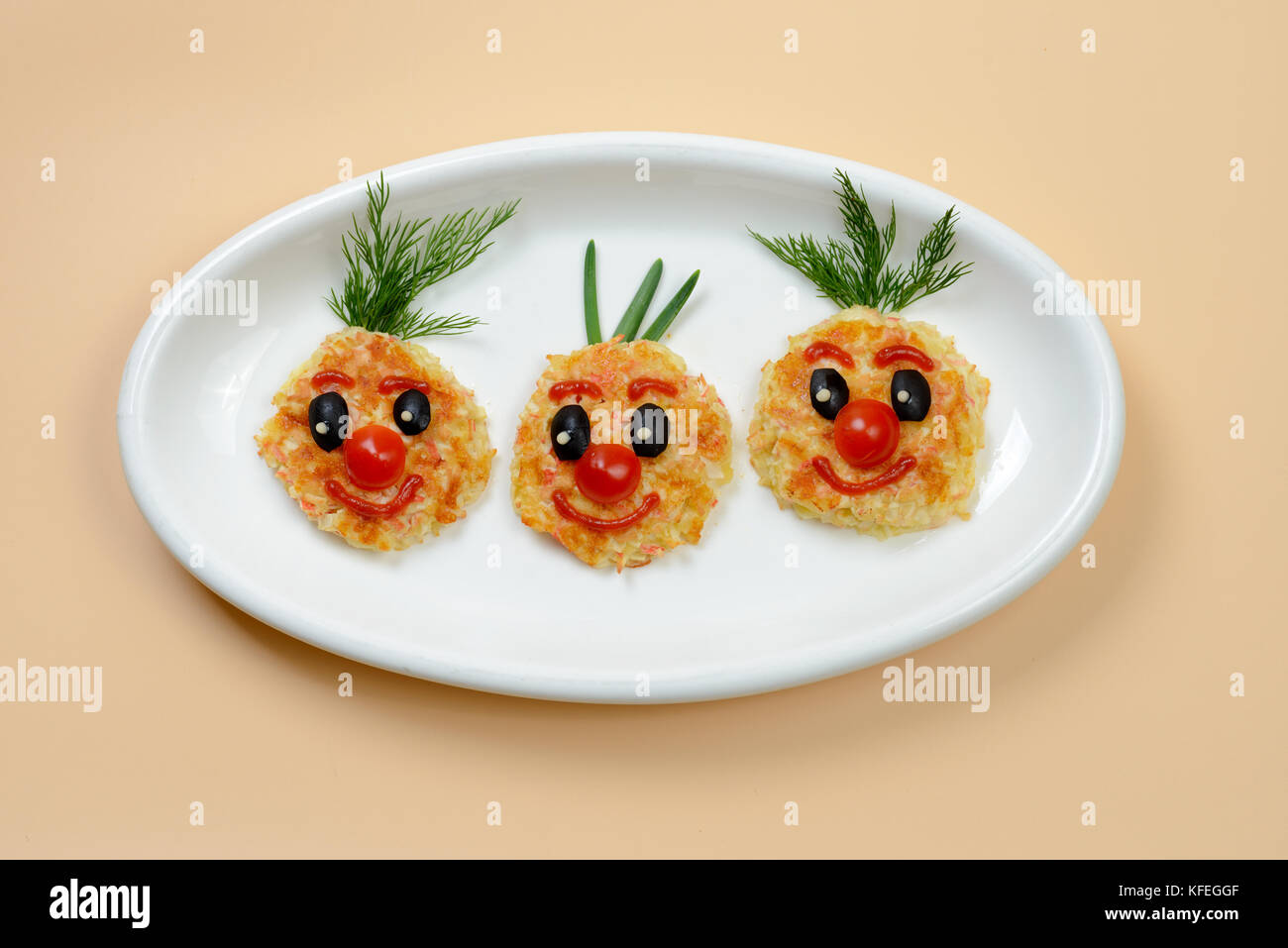 Cotolette vegetali decorato come divertente facce sorridenti Foto Stock