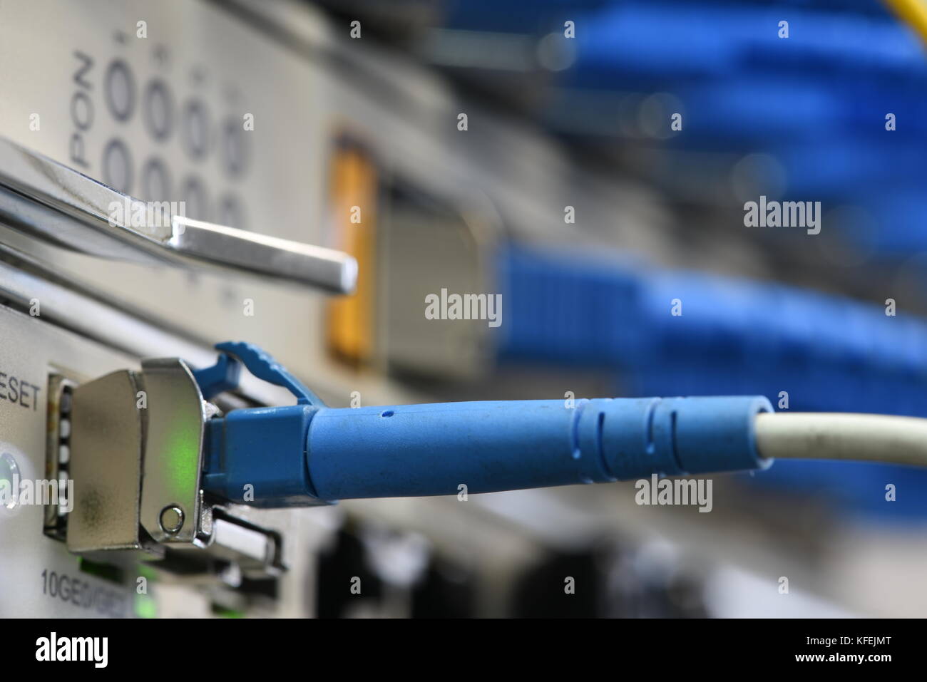 Fibra ottica cavi patch collegata alla linea passiva, unità di informazione tecnologica in internet dei dispositivi le cose Foto Stock