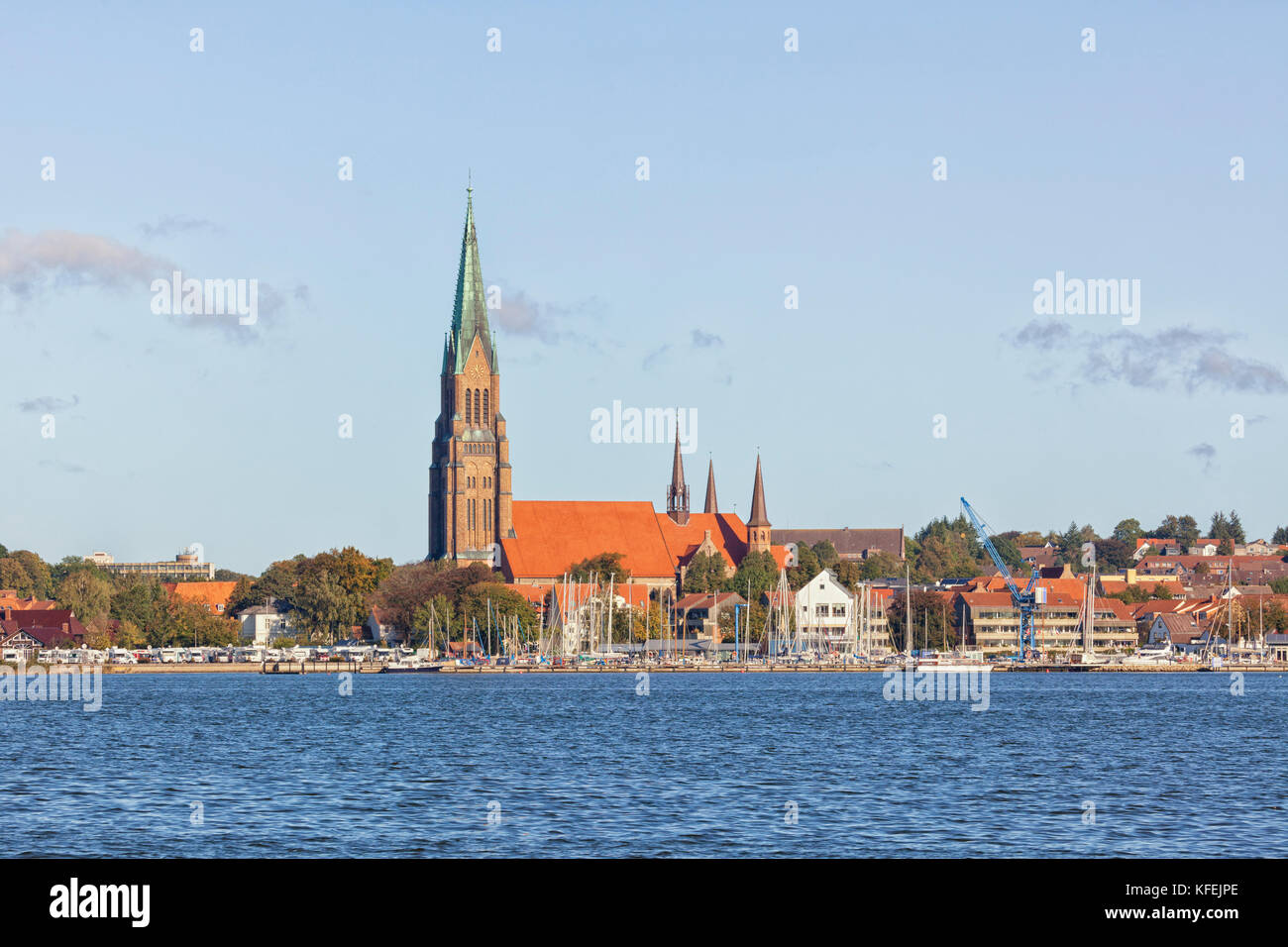 La chiesa di San Pietro, conosciuta come la cattedrale di Schleswig, e il porto di Schleswig sull'insenatura di Schlei Foto Stock