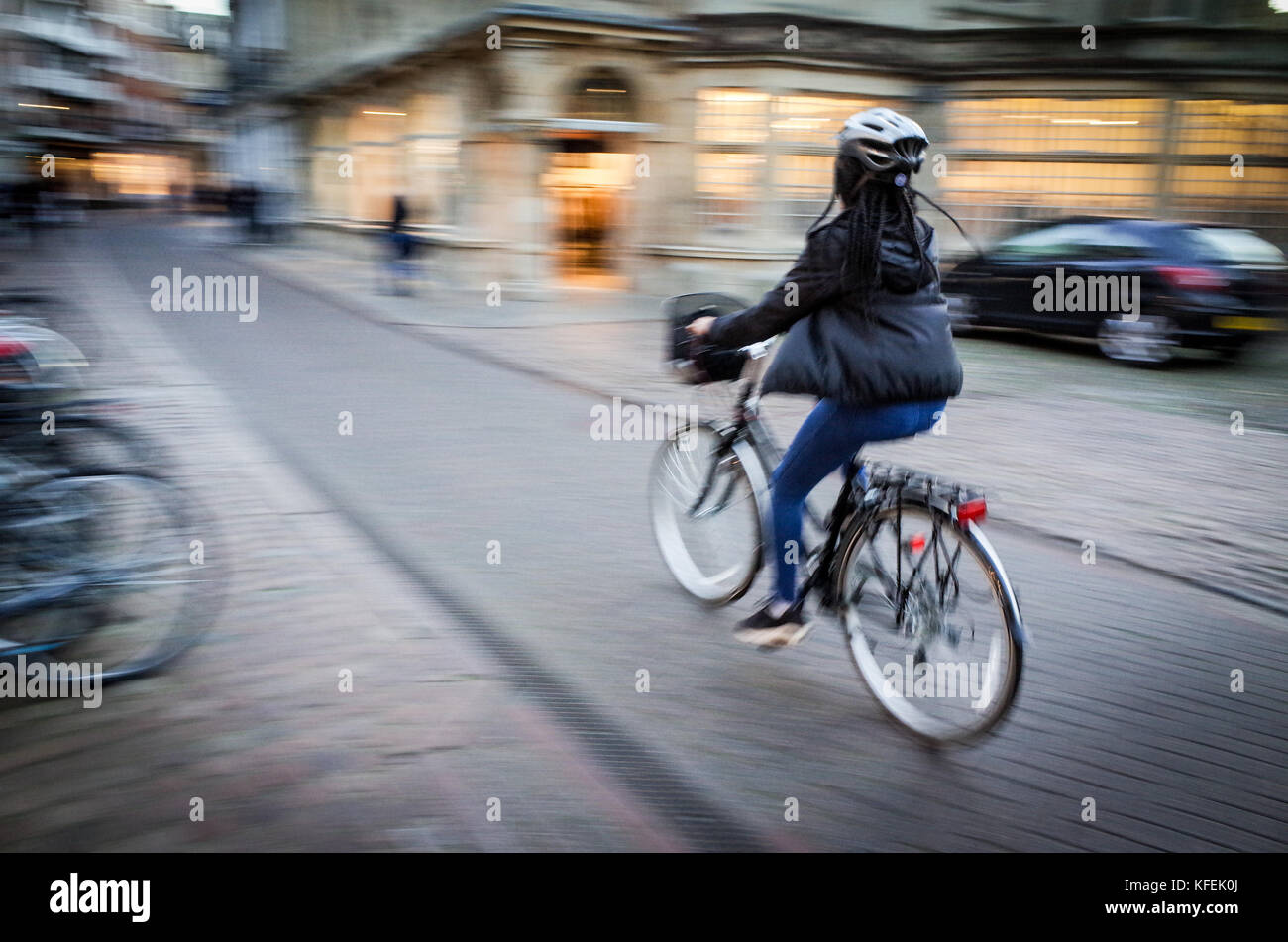 Per studenti e pendolari ciclo attraverso le strade del centro storico della città di Cambridge Regno Unito Foto Stock