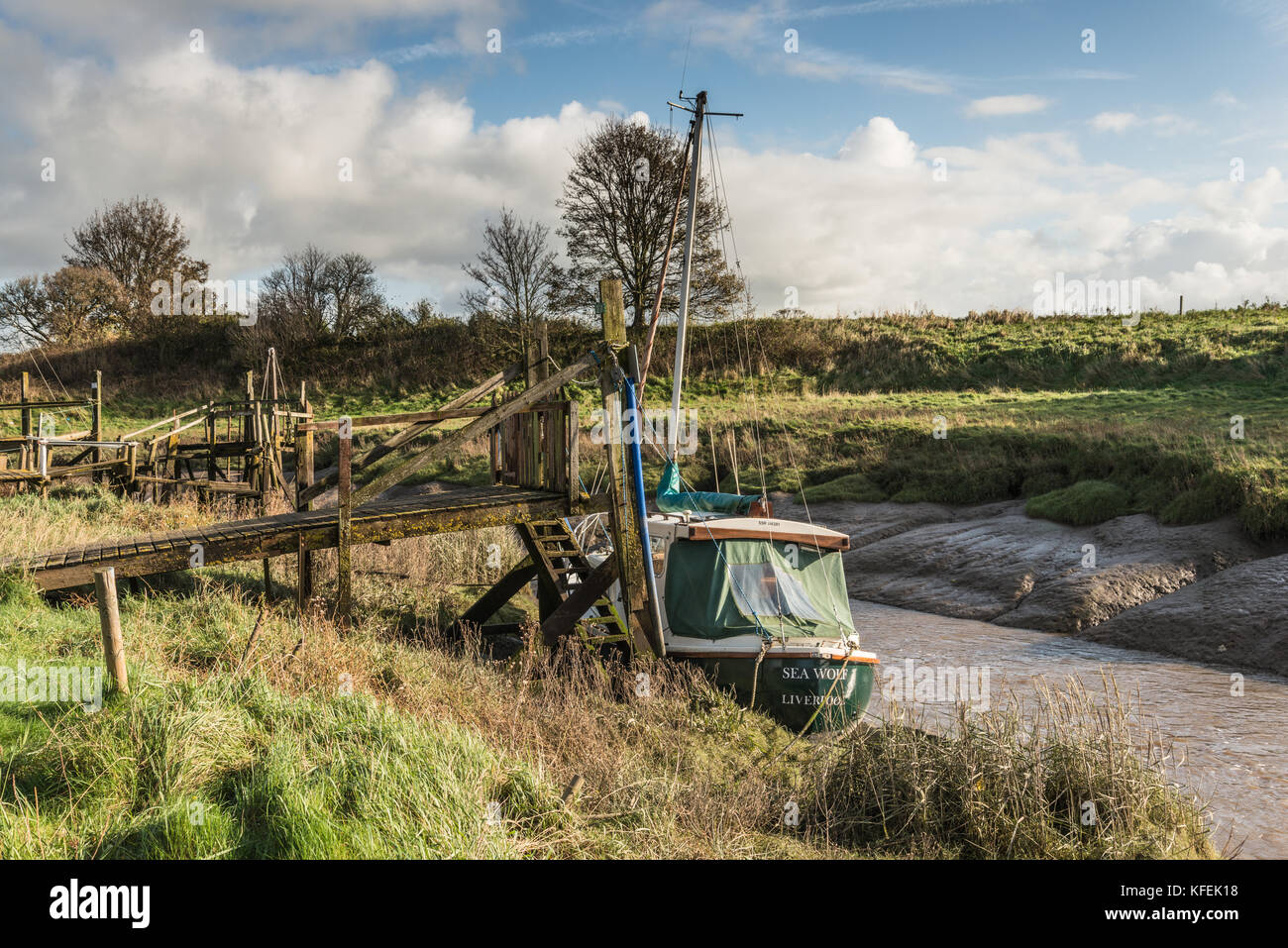 Un autunno passeggiata mattutina lungo il fiume wyre a skippool creek vicino a Poulton-le-fylde, dove il torrente è a casa per il tempo libero di barche a vela Foto Stock