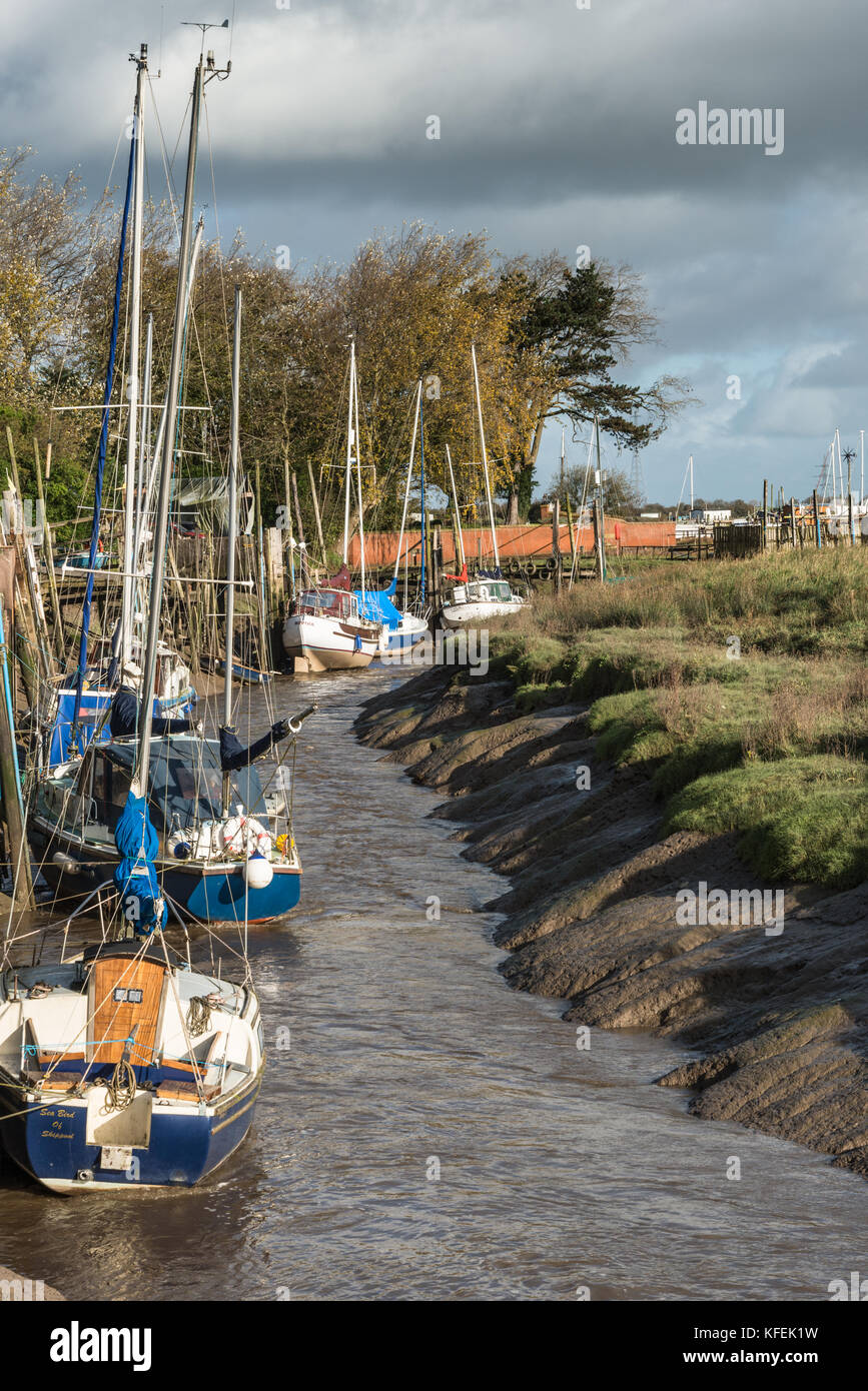 Un autunno passeggiata mattutina lungo il fiume wyre a skippool creek vicino a Poulton-le-fylde, dove il torrente è a casa per il tempo libero di barche a vela Foto Stock