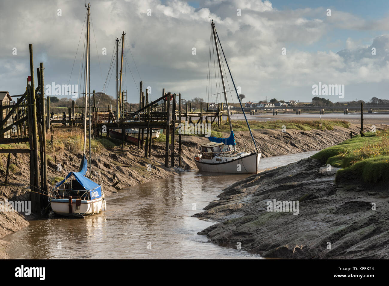Un autunno passeggiata mattutina lungo il fiume wyre a skippool creek vicino a Poulton-le-fylde, dove il torrente è a casa per il tempo libero di barche a vela Foto Stock