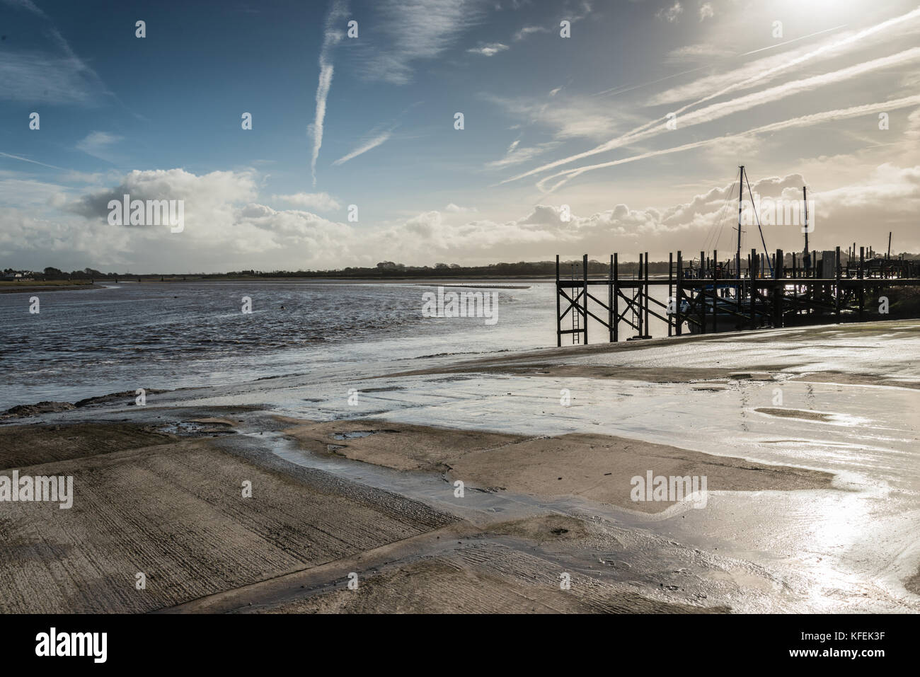 Un autunno passeggiata mattutina lungo il fiume wyre a skippool creek vicino a Poulton-le-fylde, dove il torrente è a casa per il tempo libero di barche a vela Foto Stock