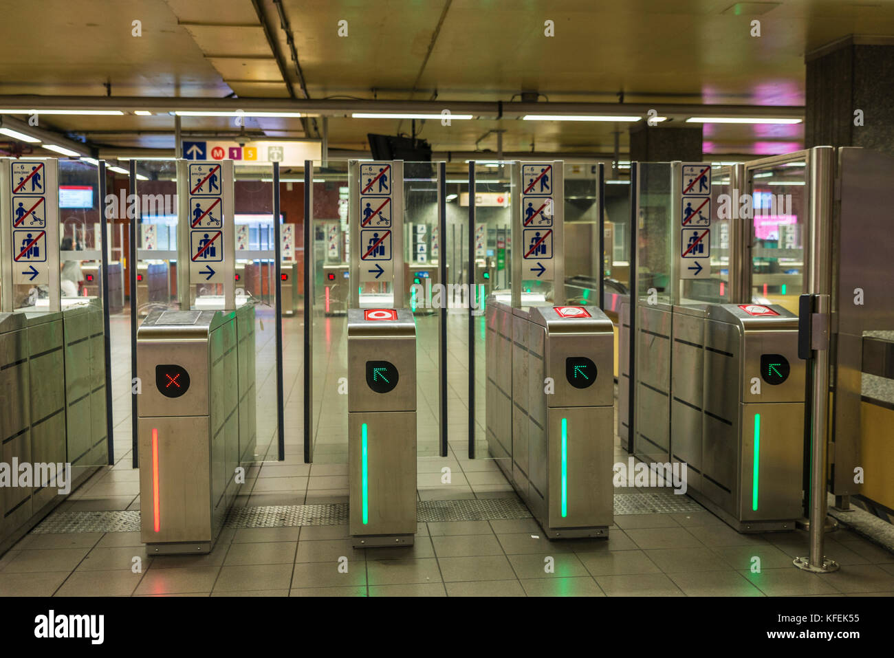 Accesso automatico di controllo barriere biglietteria nella stazione della metropolitana con segni di entrata e di uscita a Bruxelles, in Belgio Foto Stock