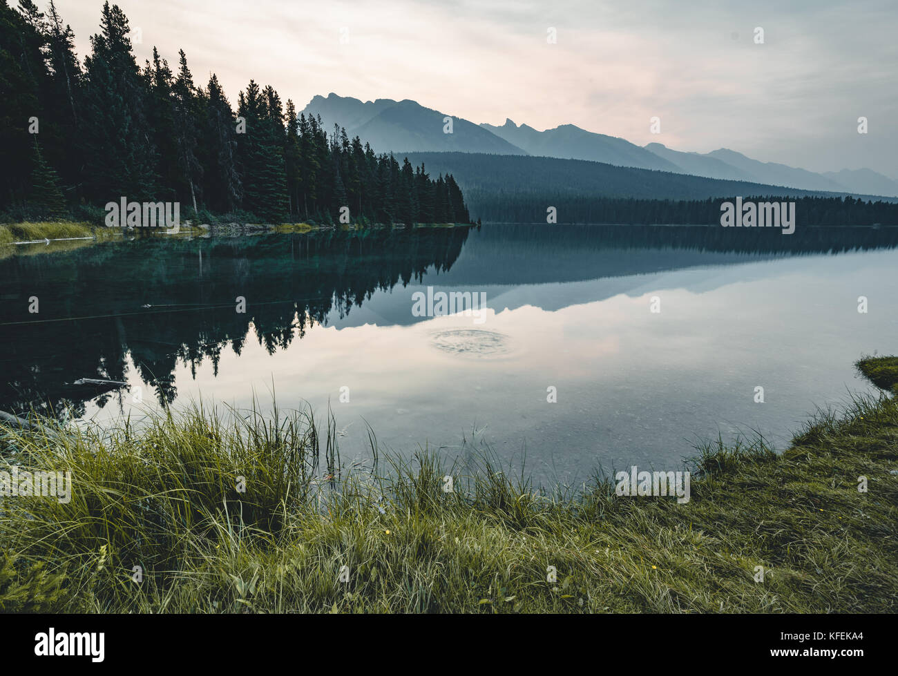 Sunrise e nebbiosa mattina su mount rundle a due jack nel lago Foto Stock