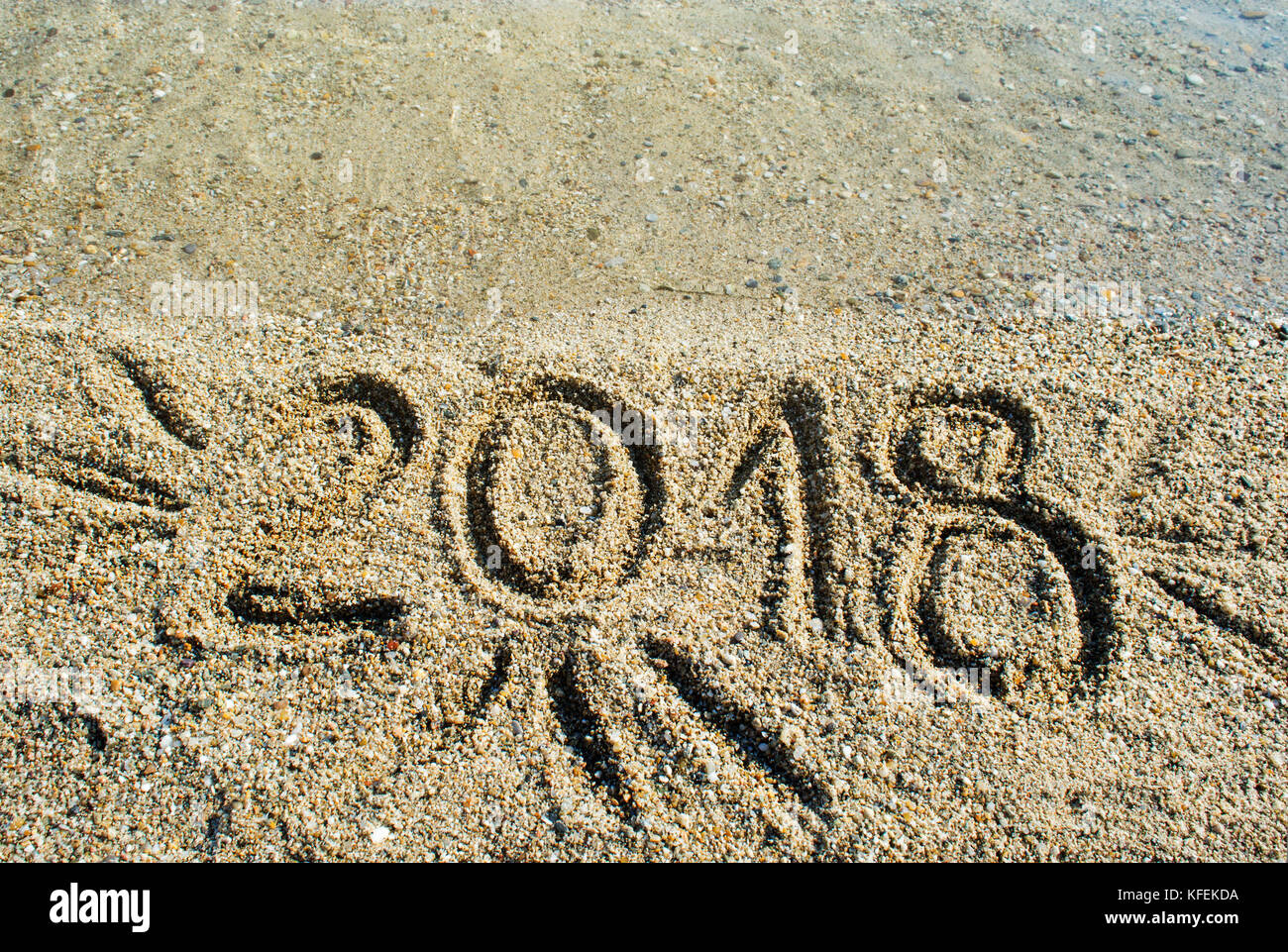 2018 anno nota scritta nella superficie di spiaggia Foto Stock