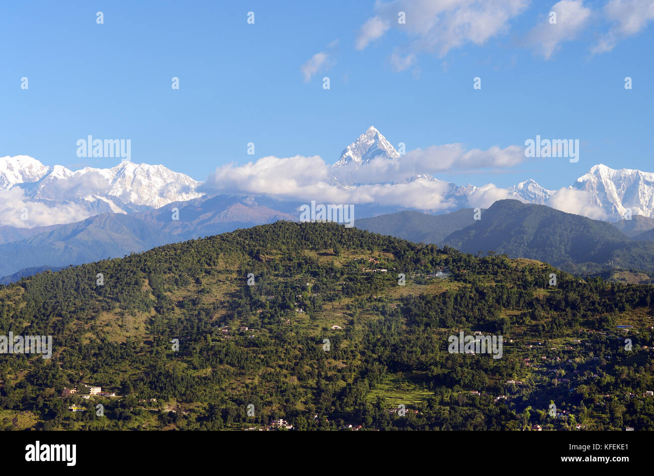 Machapuchare, una montagna nella catena Hannapurna dell'Himalaya, è considerato sacro per la religione indù in modo arrampicata è severamente vietato. Foto Stock