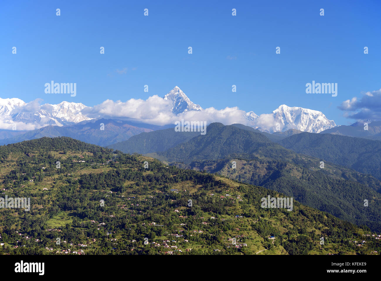 Machapuchare, una montagna nella catena Hannapurna dell'Himalaya, è considerato sacro per la religione indù in modo arrampicata è severamente vietato. Foto Stock