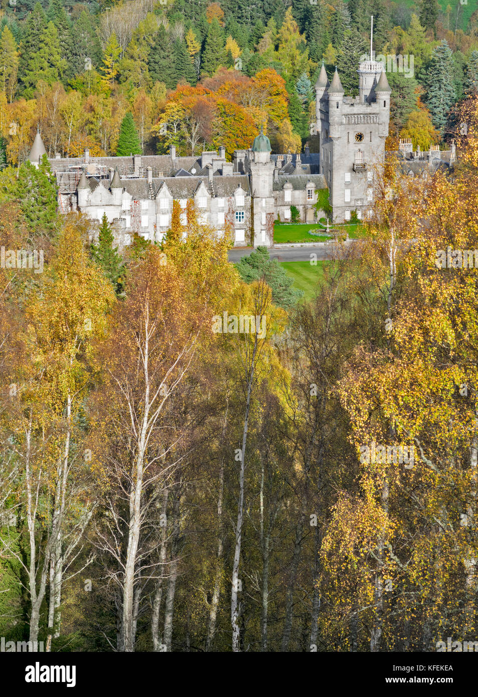 Il castello di Balmoral Royal Deeside ABERDEENSHIRE in Scozia la betulla alberi con foglie di autunno circondano il castello Foto Stock