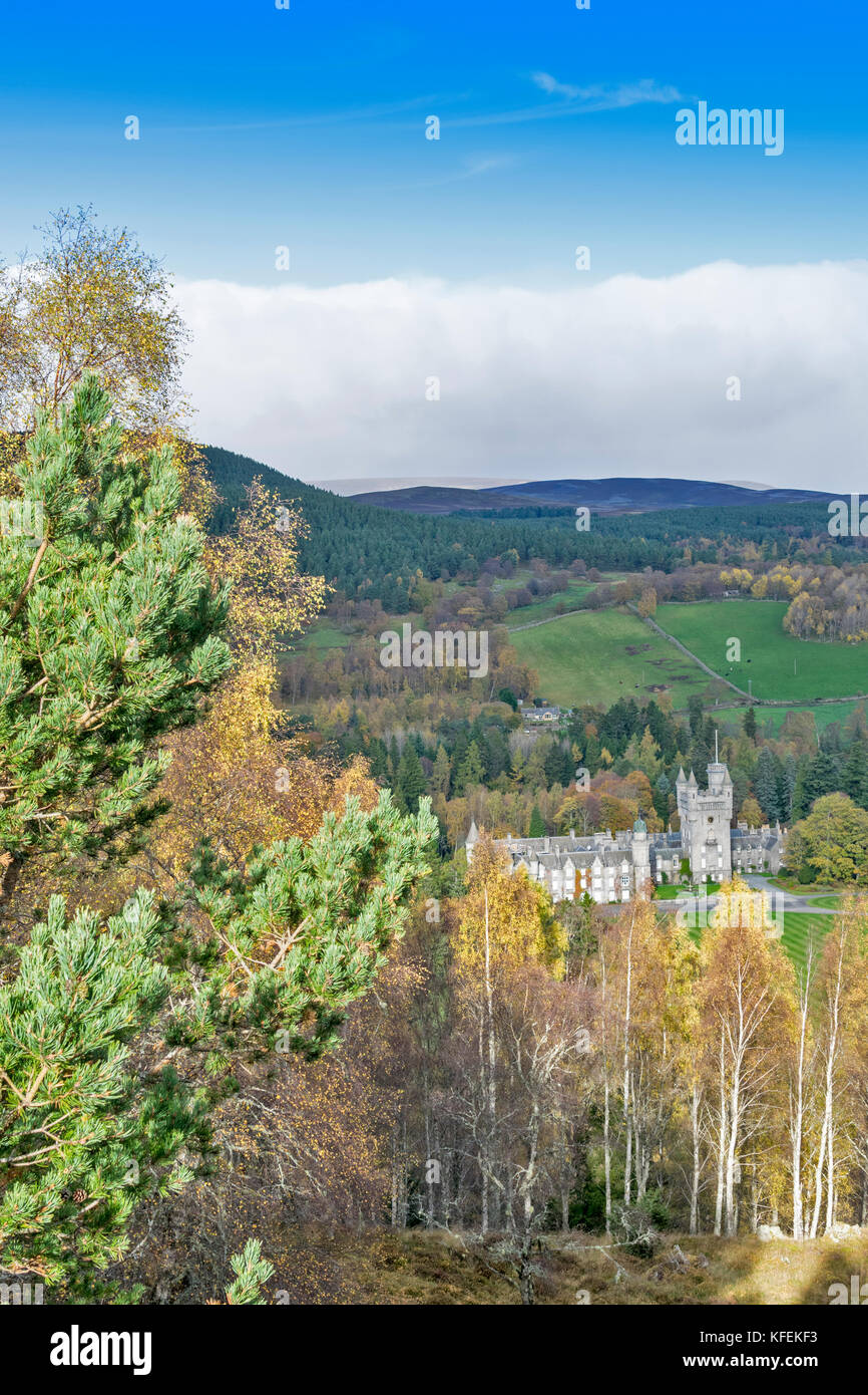 Il castello di Balmoral Royal Deeside ABERDEENSHIRE Scozia sole sul castello di betulle con GOLDEN Foglie di autunno Foto Stock