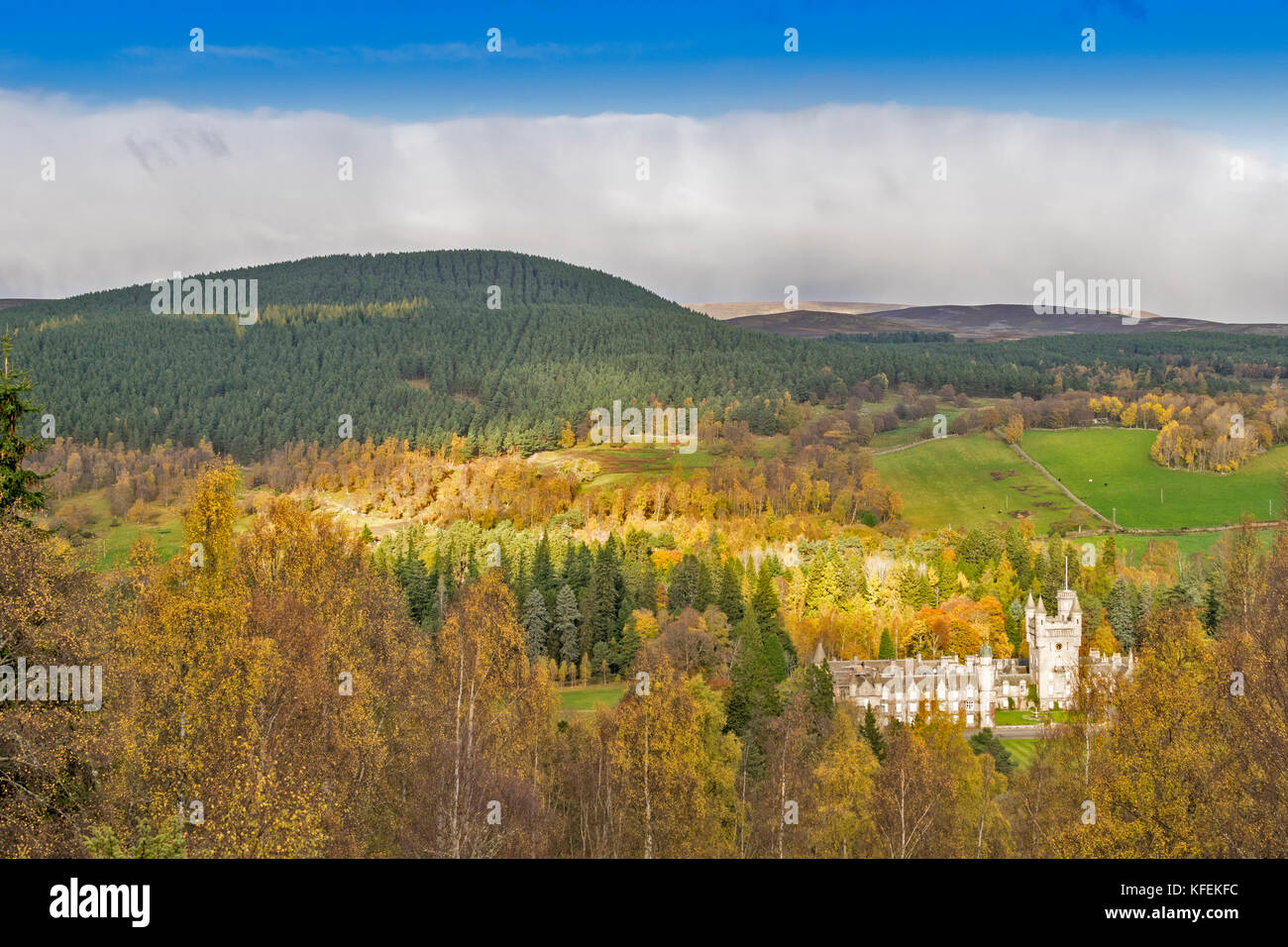 Il castello di Balmoral Royal Deeside ABERDEENSHIRE Scozia sole sul castello e colline e di betulle con foglie di autunno Foto Stock