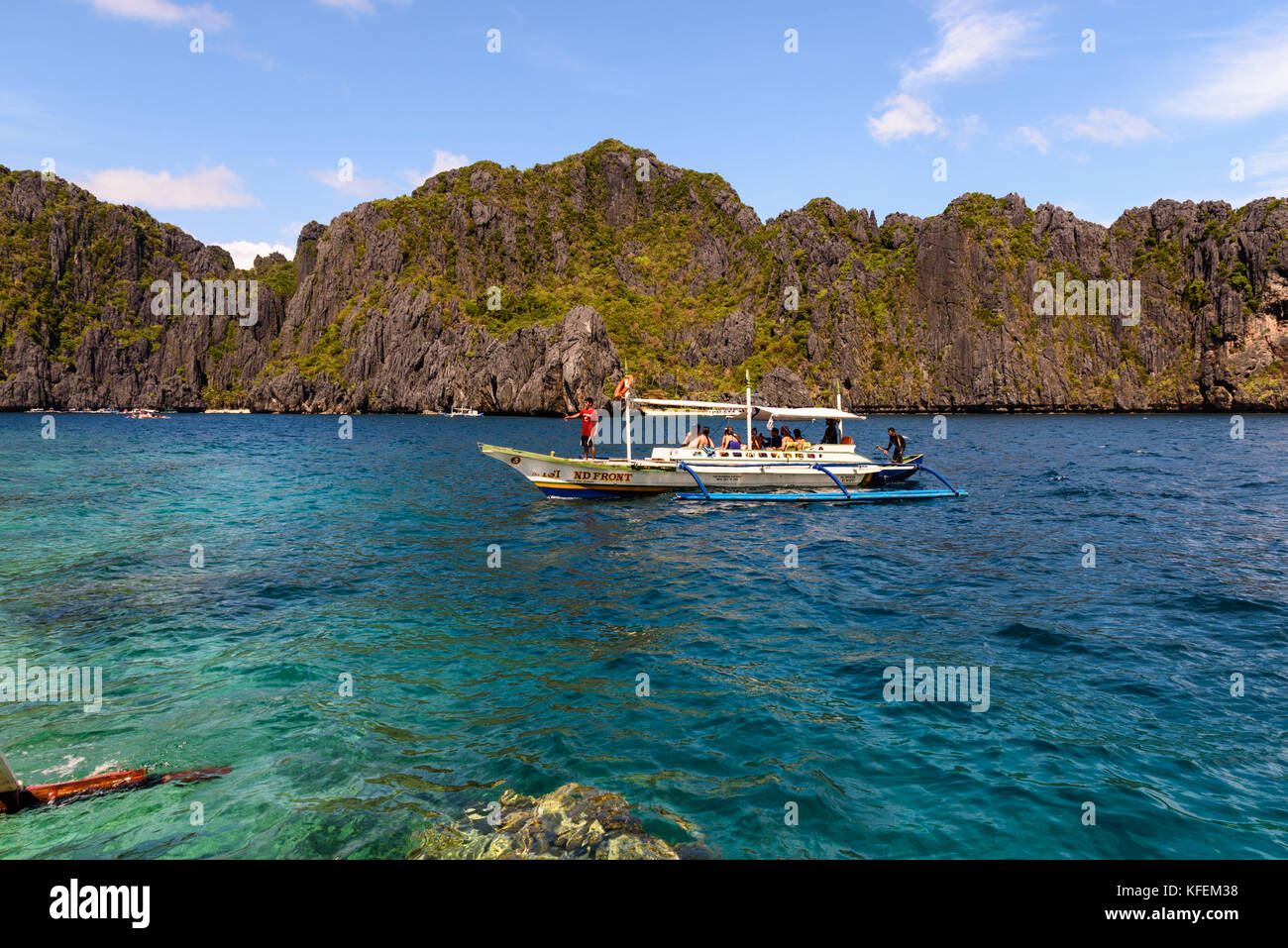 El nido, Filippine - Gennaio 5, 2017 - una tipica barca filippina che trasportano i turisti a scoprire l'arcipelago bacuit in palawan Foto Stock